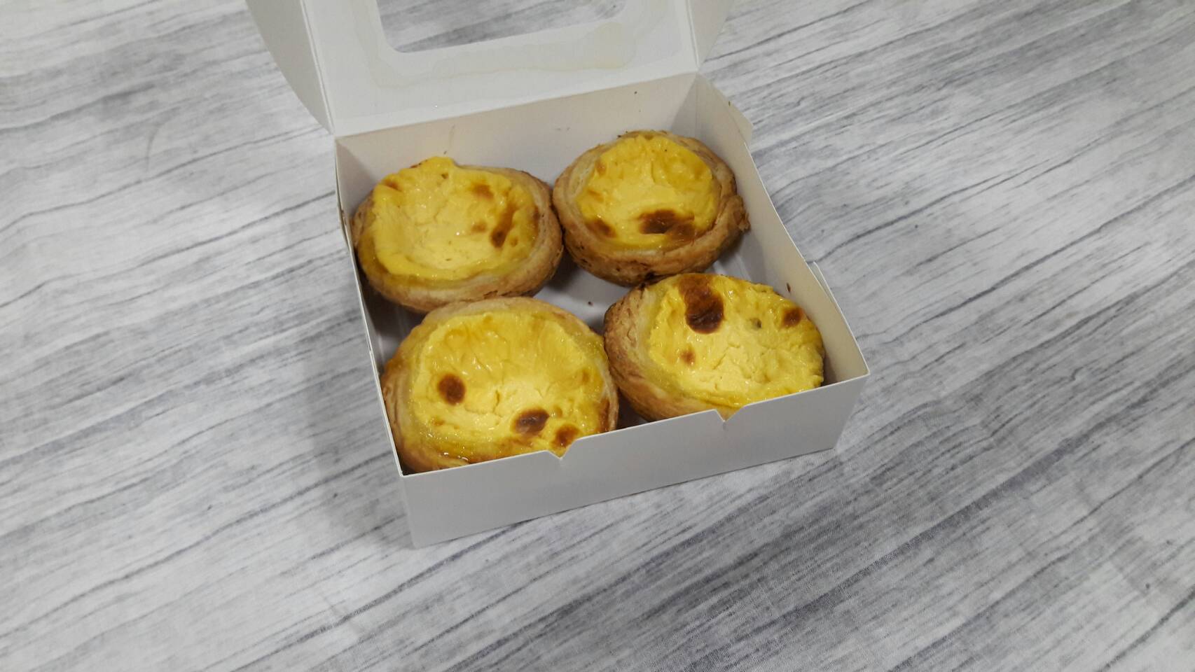 กล่องทาร์ต 4 ชิ้น (ขนาดถ้วยทาร์ต 6 ซม.) กล่องทรงแบน (ฝาทึบ) ขนาด 12.5x12.5x4.0ซม. สีขาว ราคา 90 บาทต่อแพ็ค (20 ใบ)