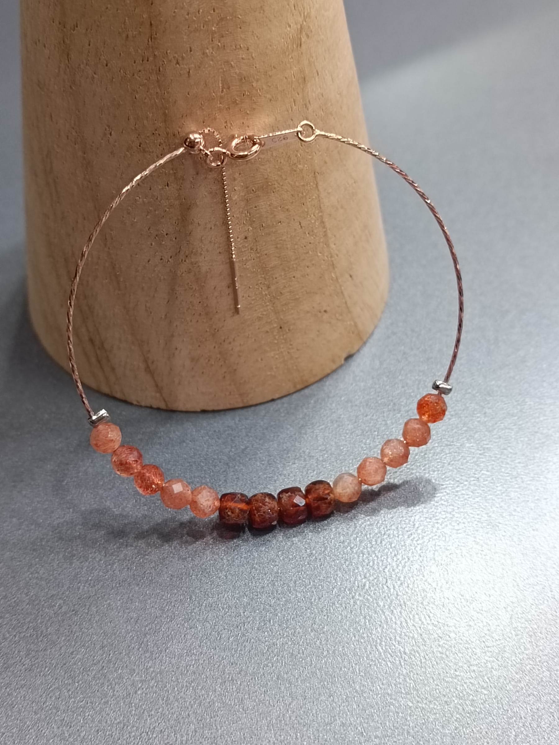 ข้อมือโชคเกอร์ เงินแท้ 92.5 ชุปRose Gold ประดับหินแท้ Sunstone + Garnet Rose Gold Plated Sterling Silver Wire Bracelet (Boost Energy , Leadership)