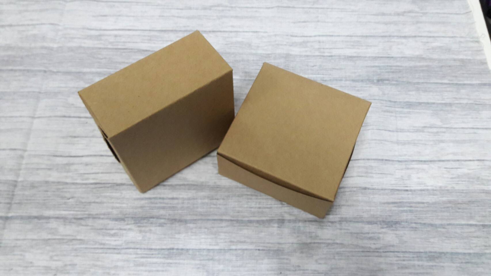 กล่องสแน็ค กล่องเค้ก กล่องขนม ขนาด 10.0 x 10.0 x 4.7 ซม. Snack Box กล่องอาหารว่าง กล่องคอฟฟี่เบรค สีคราฟท์น้ำตาล ราคา 75 บาทต่อแพ็ค(20ใบ)