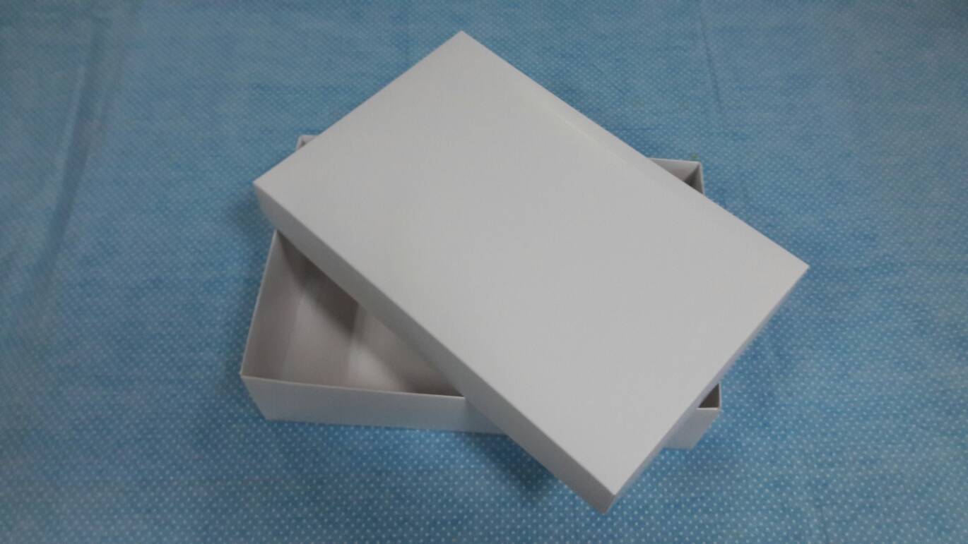 กล่องฝาครอบ กล่องของขวัญ กล่องแบบมีฝาครอบ กล่องอเนกประสงค์ ขนาด 22.0 x 34.0 x 9 ซม. สีขาว (แบบฝาทึบ) ราคา 760 บาท ต่อแพ็ค (20 ใบ)