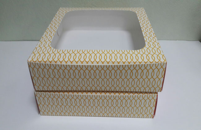 กล่องบราวนี่ กล่องชิฟฟ่อน กล่องเค้กครึ่งปอนด์ กล่องทร์ตไข่ กล่องขนมเปี๊ยะ กล่องพาย ลายทวิส กว้าง 20.0 x ยาว 20.0 x สูง 5.0 ซม. ราคา 205 บาท ต่อแพ็ค (20ใบ)