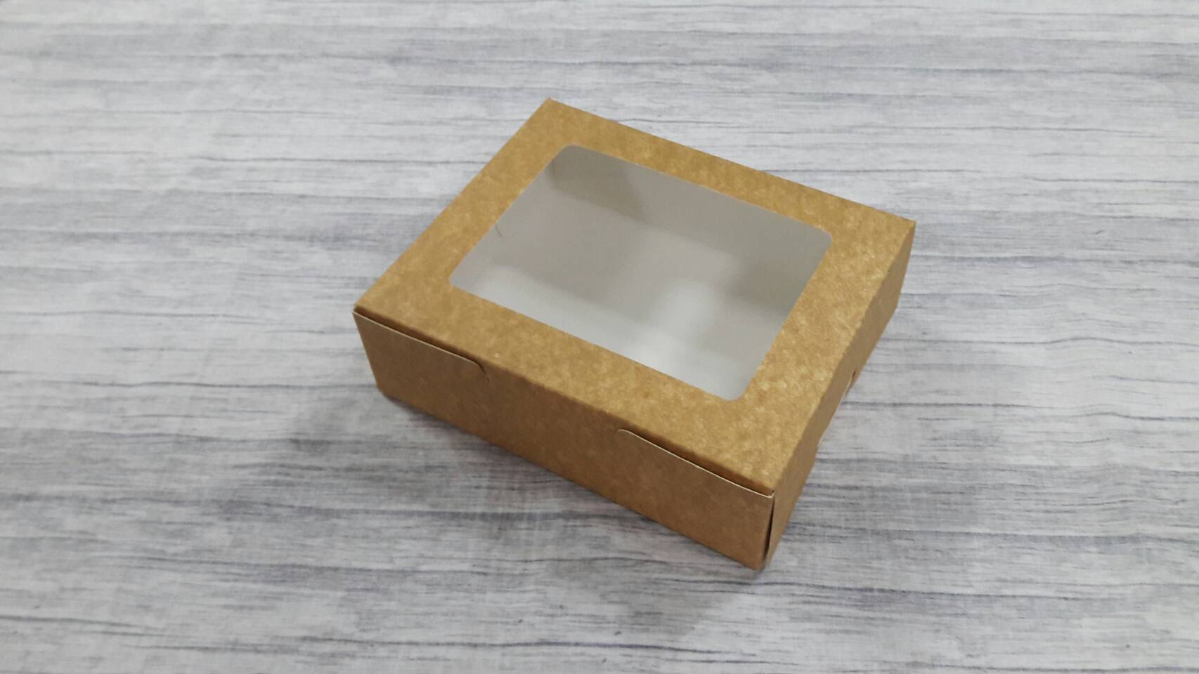 กล่องขนม กล่องบราวนี่ กล่องขนมเปี๊ยะ กล่องชิฟฟ่อน กล่องช้อคโกแลต กล่องทาร์ตไข่ ขนาด 14.8 x 17.8 x 5.5 ซม.สีคราฟท์น้ำตาลอ่อน ราคา 165 บาท ต่อแพ็ค(20 ใบ)