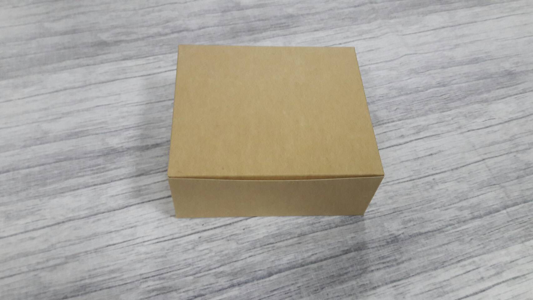 กล่องบราวนี่ กล่องชิฟฟ่อน กล่องขนม Snack Box กล่องสแน็ค กล่องอาหารว่าง ขนาด 14 x 16 x 6.5 ซม.สีคราฟท์น้ำตาลอ่อน ราคา 145 บาท (20ใบ/แพ็ค)