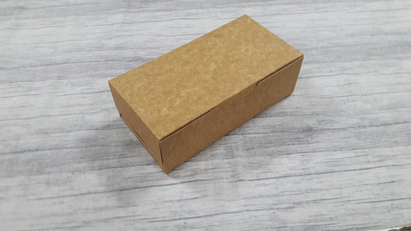 กล่องขนม กล่องเค้ก กล่องคัพเค้ก กล่องชิฟฟ่อน กล่องช้อคโกแล็ต กล่องคุ๊กกี้ กล่องอเนกประสงค์ ขนาด 10.5x20.5x6.5 ซม.(ฝาทึบ) สีคราฟท์น้ำตาลอ่อน(CKB) ราคา 145 บาทต่อแพ็ค (20 ใบ)