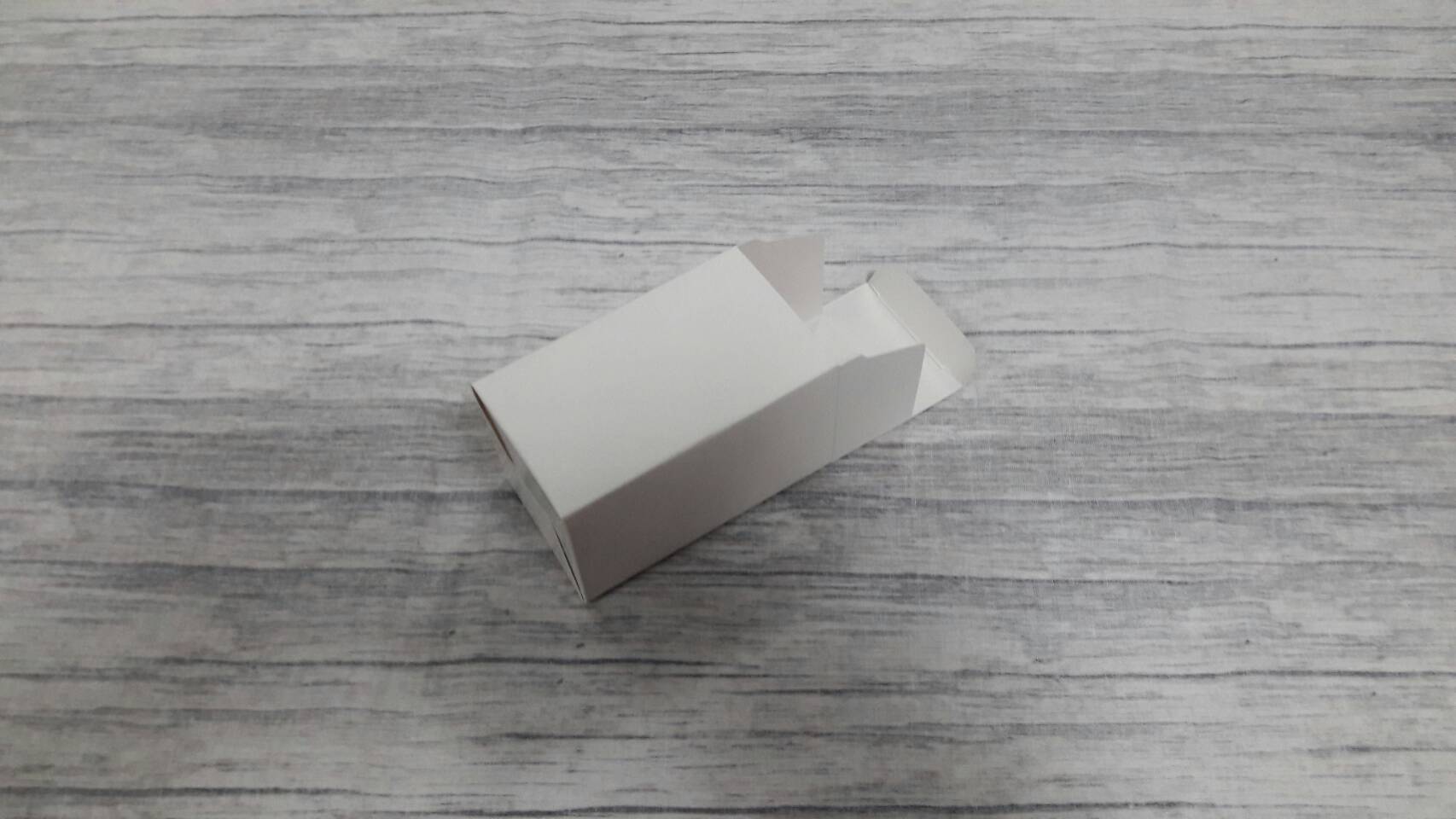 กล่องอเนกประสงค์ สีขาว 5x5x8.5 ซม. แบบทรงฝาปิดเปิด ท้ายก้นขัด กล่องของขวัญ กล่องเครื่องสำอางค์ ราคา 225 บาทต่อแพ็ค(50 ใบ)