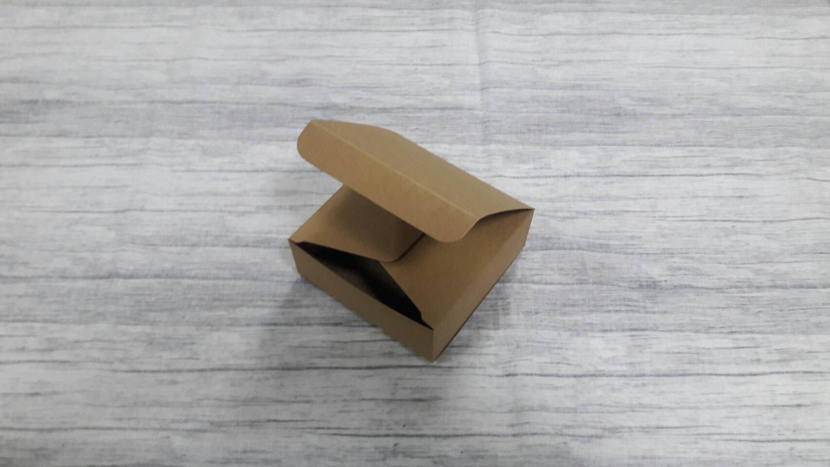 กล่องของขวัญ กล่องแบบฝาหัวท้าย กล่องอเนกประสงค์ สีคราฟท์น้ำตาลเข้ม ขนาด10.5x10.5x4 ซม. กล่องของที่ระลึก กล่องเครื่องสำอางค์ กล่องของใช้ ราคา 155 บาท/20 ใบ