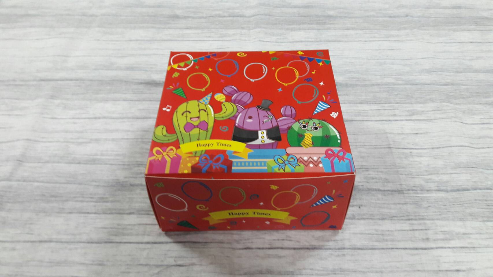 กล่องคัพเค้ก 4 ชิ้น (แบบไม่มีฐานรอง) กล่องเค้กครึ่งปอนด์ กล่องขนม กล่องสแน็ค Snack Box กล่องคอฟฟี่เบรค สีแดงแฮปปี้ไทม์ ขนาด 15.0x15.0x7.6 ซม. (แพ็คละ 150 บาทต่อ 20ใบ)