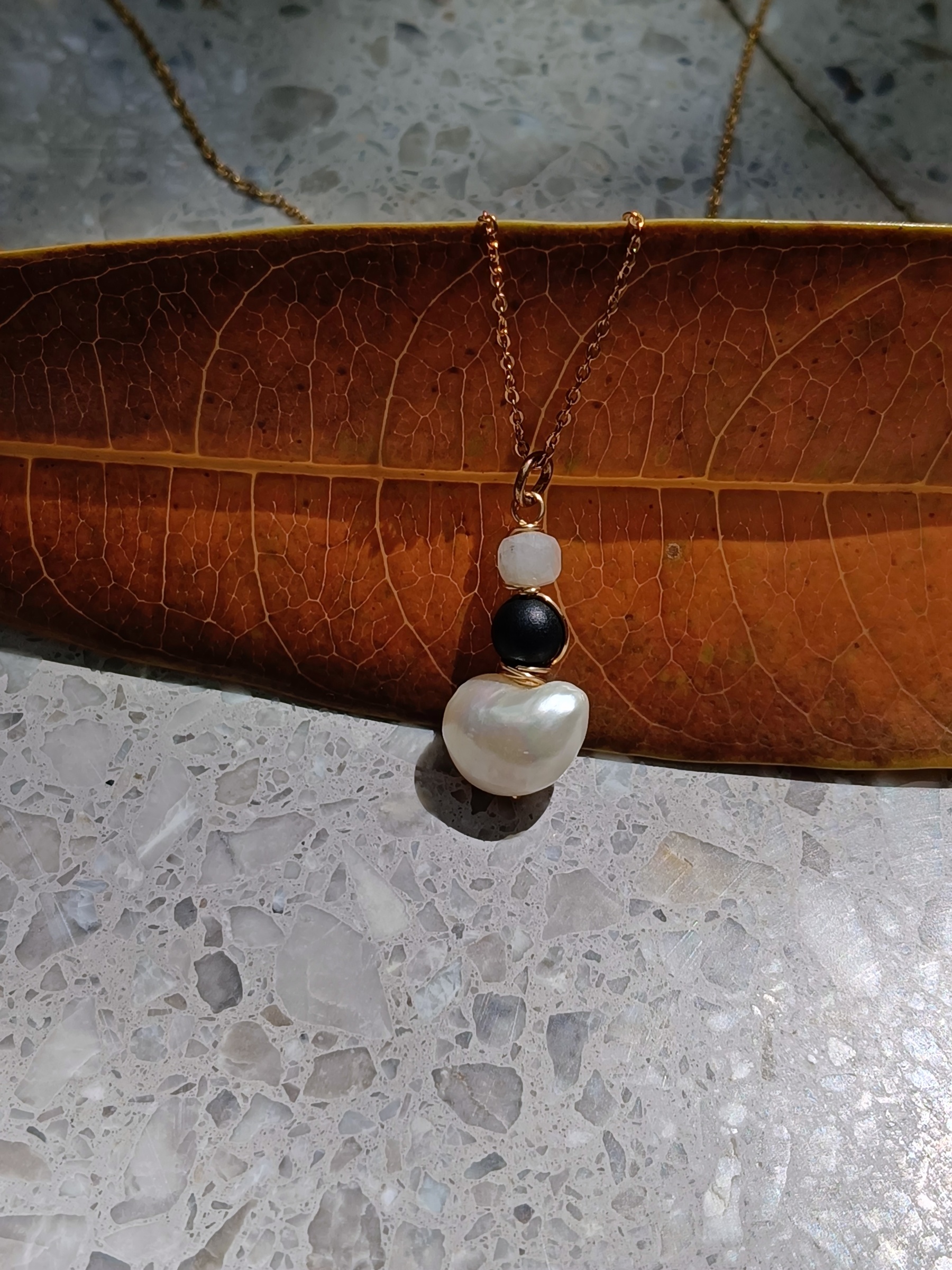 จี้หินแท้พร้อมสร้อย "Supreme Protection" Pearl + Shungite + Moonstone Necklace (ปกป้อง คุ้มครอง สมดุลย์)