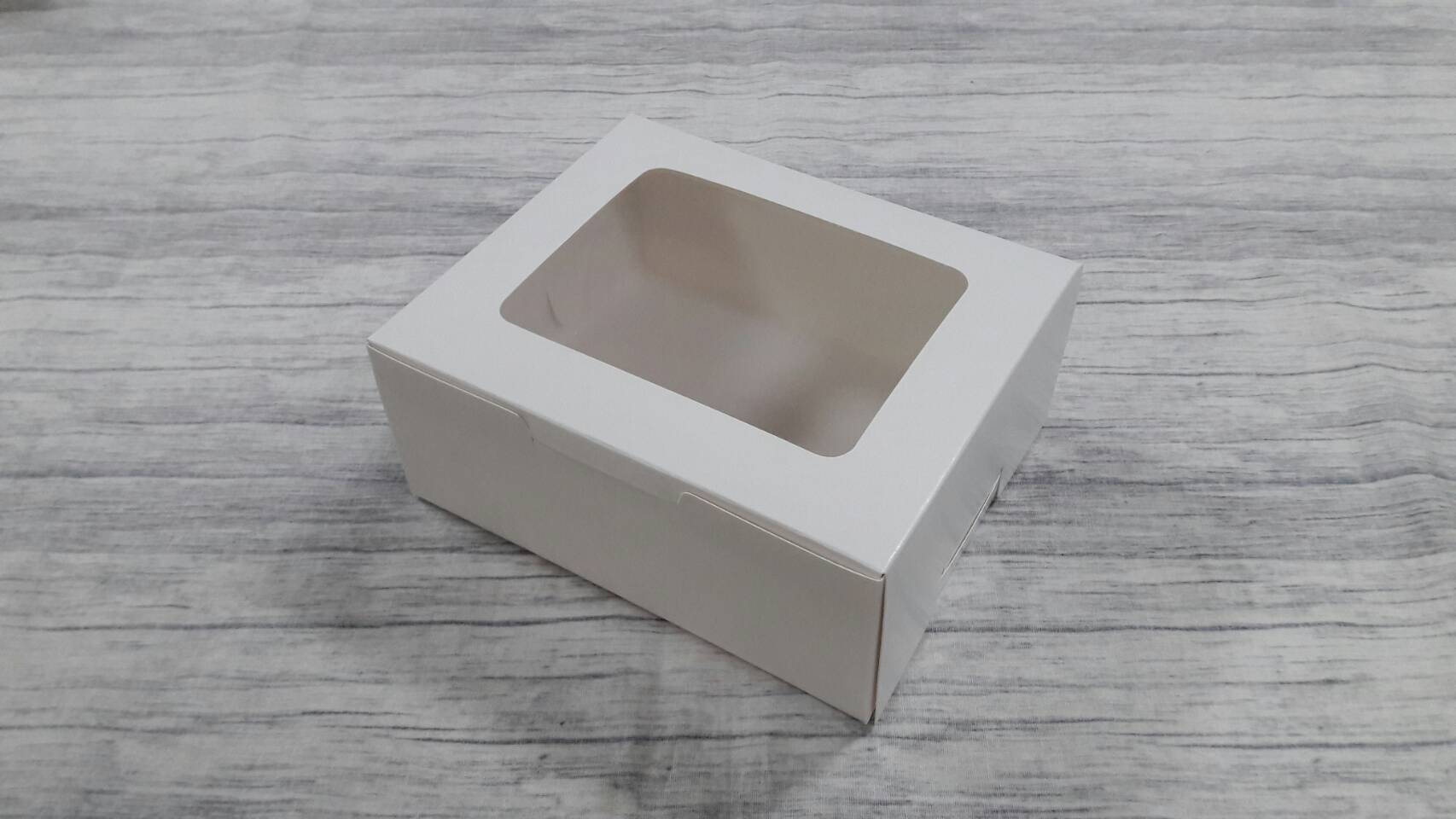 กล่องขนม กล่องเค้ก กล่องคัพเค้ก กล่องชิฟฟ่อน กล่องอเนกประสงค์ (หน้าต่างพลาสติก) ขนาด 14.0x17.0x7.0 ซม. สีขาว ราคา 160 บาทต่อแพ็ค (20ใบ)