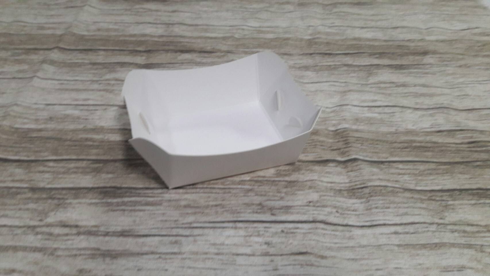 ถาดใส่ขนม ถาดขนมปัง ถาดชิม ถาดฟู้ดเกรด สีขาว ขนาด 7 x 8 x สูง 3.5 ซม.(กระดาษหนา 270 แกรม) ราคา 90 บาทต่อแพ็ค(100ชิ้น)