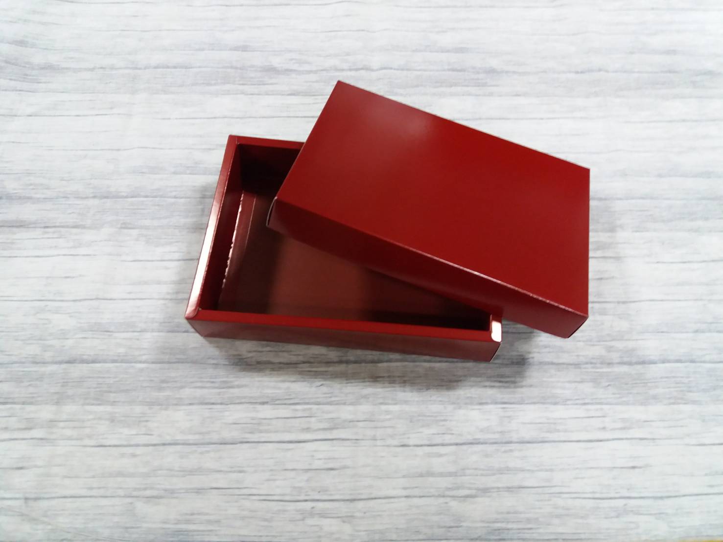 กล่องของขวัญ กล่องฝาครอบ กล่องอเนกประสงค์ กล่องของที่ระลึก ขนาด 16.2x22.5x4.5 ซม.สีแดงเข้ม เคลือบอาบเงา (แบบฝาทึบ) ราคา 410 บาทต่อแพ็ค (20 ใบ)