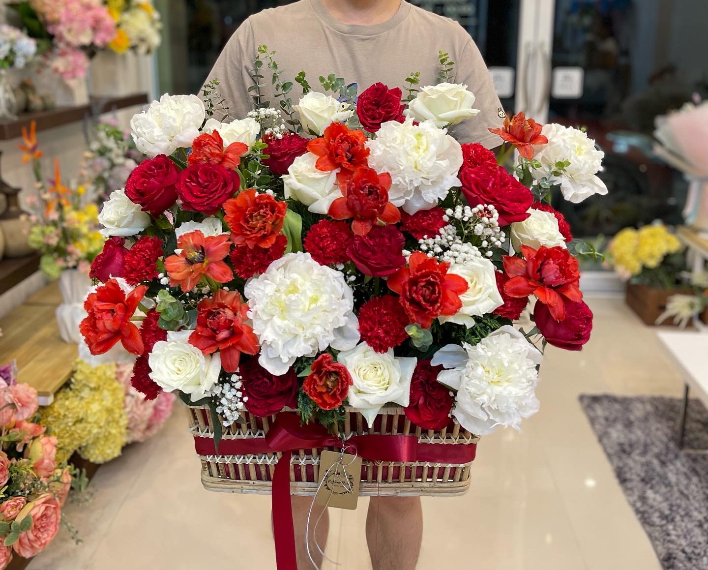 กระเช้าดอกโบตั๋นขาว ทิวลิปแดง คาร์เนชั่นแดง กุหลาบแดง ไซร์ L