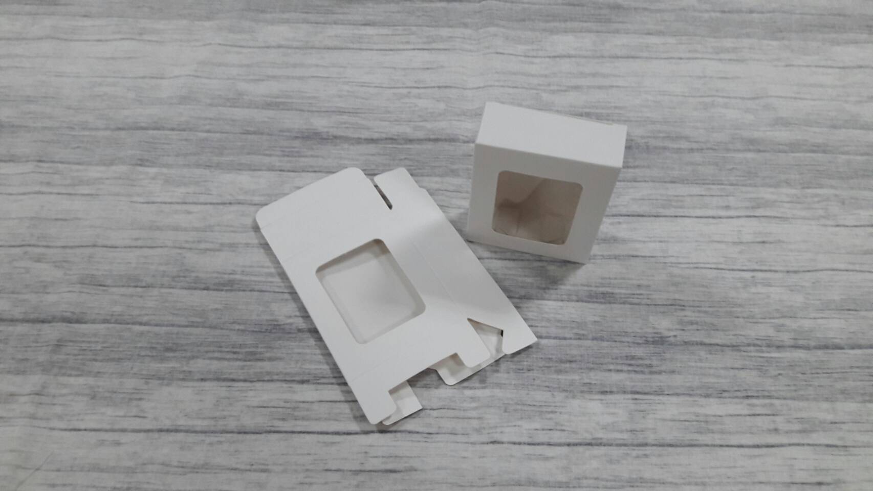 กล่องอเนกประสงค์ กล่องของขวัญ กล่องเครื่องสำอางค์ กล่องขนม กล่องสบู่ สีขาว (หน้าต่างพลาสติก) แบบทรงฝาปิดเปิด ก้นขัด ขนาด 7.5x3.0x9.0 ซม. (กระดาษหนา 350 แกรม) ราคา 285 บาทต่อแพ็ค(50 ใบ)