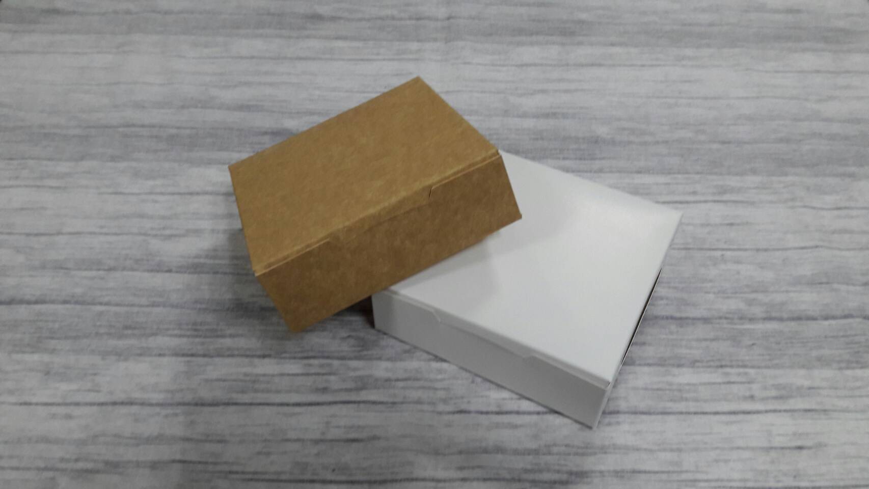 กล่องทาร์ต 4 ชิ้น กล่องแบน(ฝาทึบ) 12.5x12.5x4.0ซม. กล่องบราวนี่ 4 ชิ้น กล่องขนม กล่องชิฟฟ่อน กล่องขนมไหว้พระจันทร์ กล่องขนมเปี๊ยะ สีคราฟท์น้ำตาลอ่อน ราคา 100 บาทต่อแพ็ค (20 ใบ)