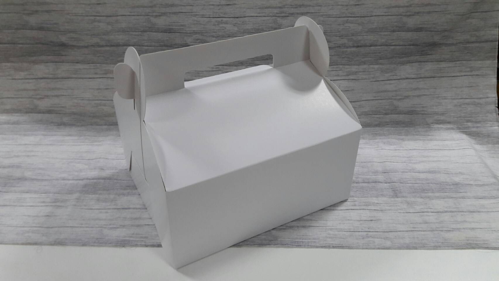 กล่องหูหิ้ว กล่องเค้ก 2-3 ปอนด์ กล่องเค้กทรงสูง กล่องเค้ก กล่องขนม กล่องอเนกประสงค์ สีขาว ขนาด 22 x 26 x สูง 12.0 ซม. ราคา 605 บาทต่อแพ็ค(20ใบ)