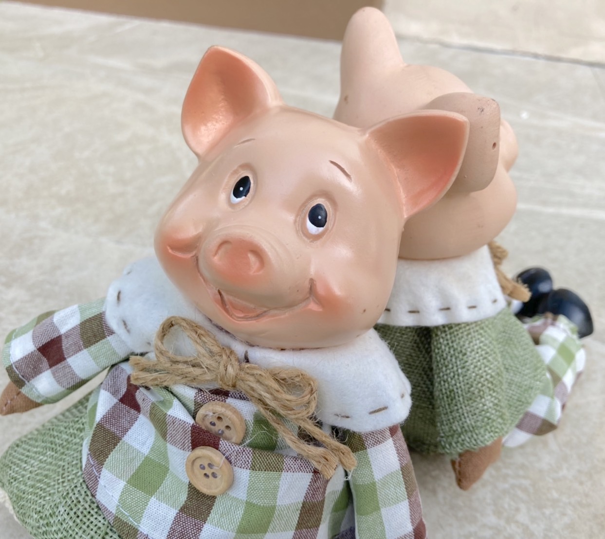 ตุ๊กตาแต่งบ้าน สไตล์เกาหลี หมูน้อยนั่งห้อยขา