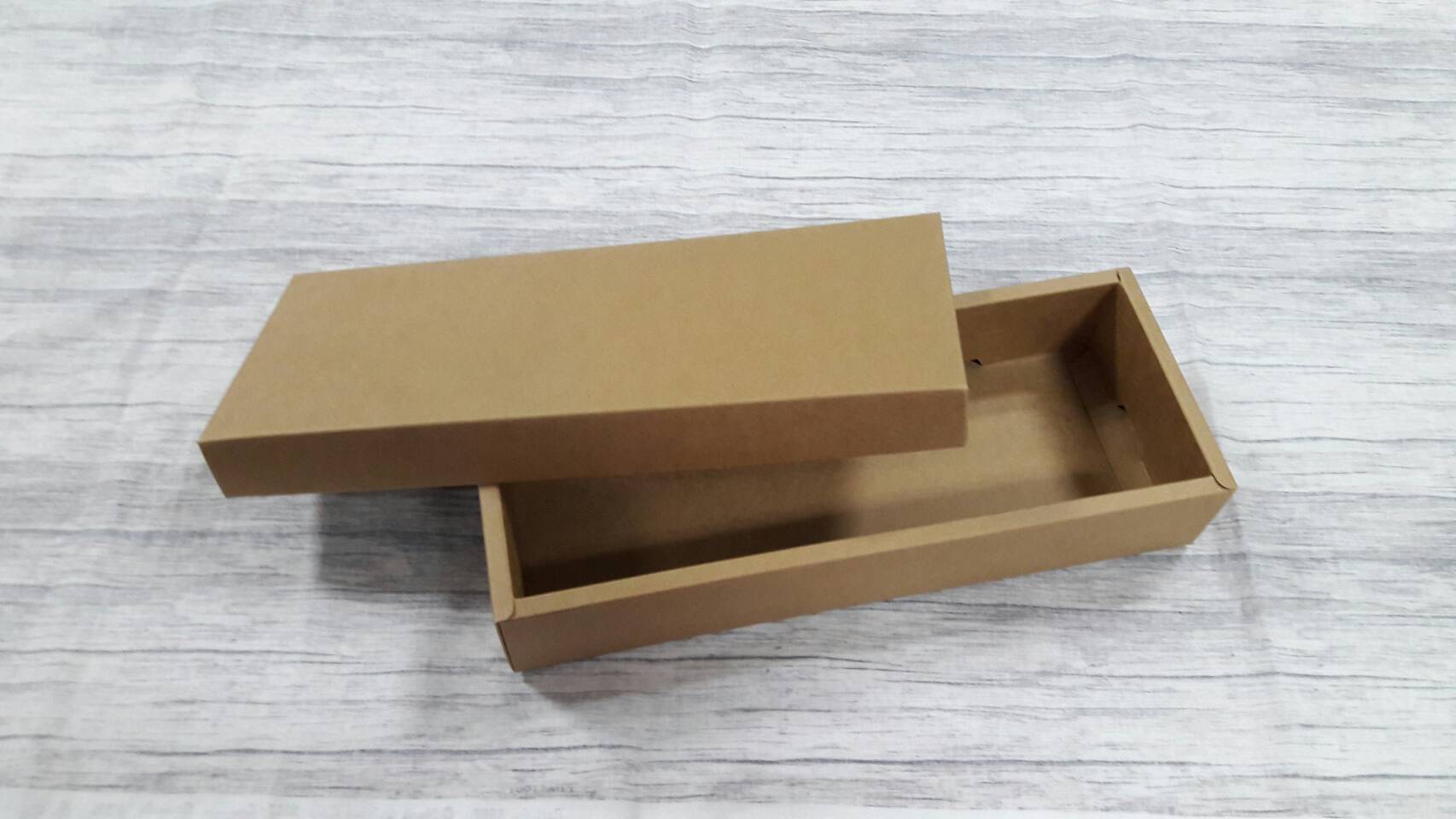 กล่องของขวัญ กล่องฝาครอบ กล่องขนม กล่องอเนกประสงค์ สีคราฟท์น้ำตาลเข้ม ขนาด 11 x 28.5 x 5 ซม. (แบบฝาทึบ) ราคา 375 บาทต่อแพ็ค (20 ใบ)