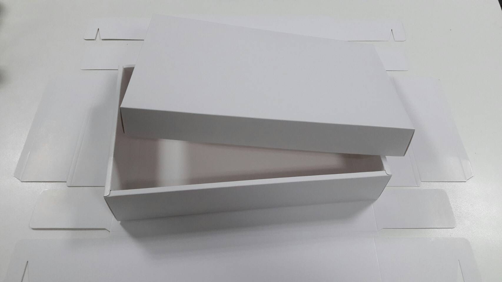 กล่องของขวัญ กล่องฝาครอบ กล่องของที่ระลึก กล่องอเนกประสงค์ กล่องพรีเมี่ยม กล่องใส่ผ้าไหม ขนาด 24.5 x 39.0 x 7.5 ซม.สีขาว (แบบฝาทึบ) ราคา 2,375 บาทต่อแพ็ค (50 ใบ)