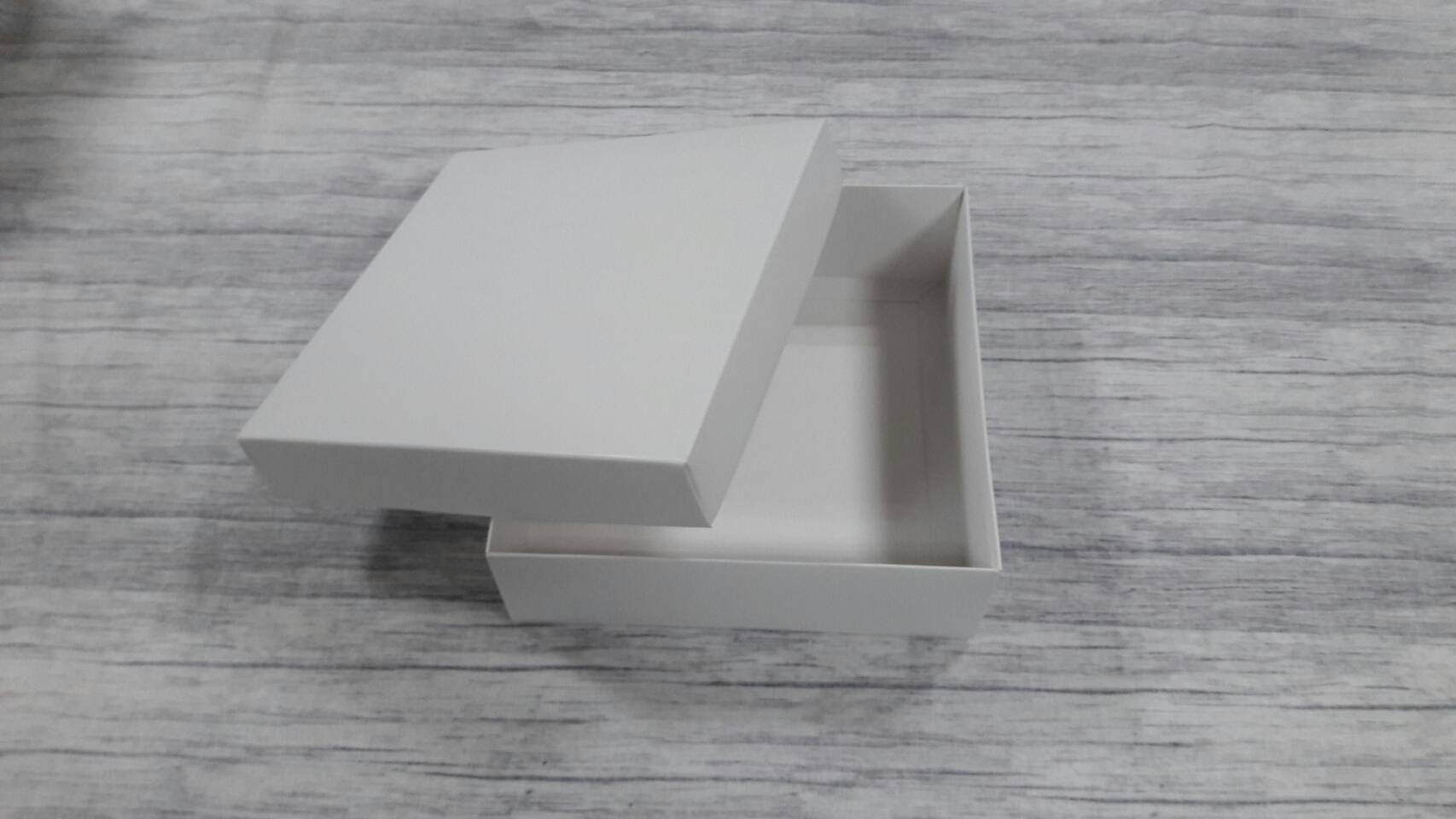 กล่องฝาครอบ กล่องของขวัญ กล่องเอนกประสงค์ กล่องแบบมีฝาครอบ ขนาด 17.5 x 17.5 x 6.0 ซม. สีขาว (แบบฝาทึบ) ราคา 400 บาท ต่อแพ็ค (20 ใบ)