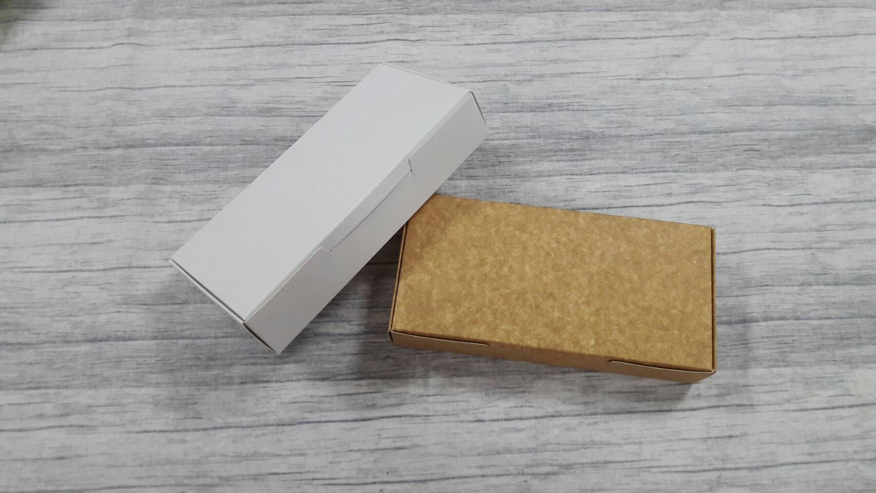 กล่องบราวนี่ กล่องขนม กล่องเอนกประสงค์ กล่องทรงหูช้างแบบฝาเสียบหน้า สีขาว ขนาด 10x20.5x3.8 ซม.(ฝาทึบ) ราคา 170 บาทต่อแพ็ค (20 ใบ)