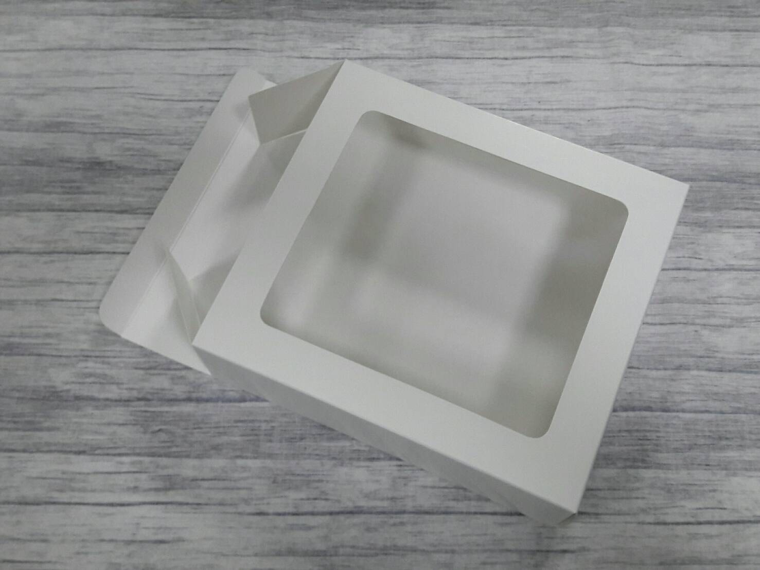 กล่องของขวัญ กล่องอเนกประสงค์ กล่องของที่ระลึก กล่องเครื่องสำอางค์ กล่องของใช้ กล่องแบบฝาหัวท้าย สีขาว ขนาด 6.0x19.3x21.0 ซม.แบบมีหน้าต่างพลาสติก ราคา 280 บาท(20 ใบ)