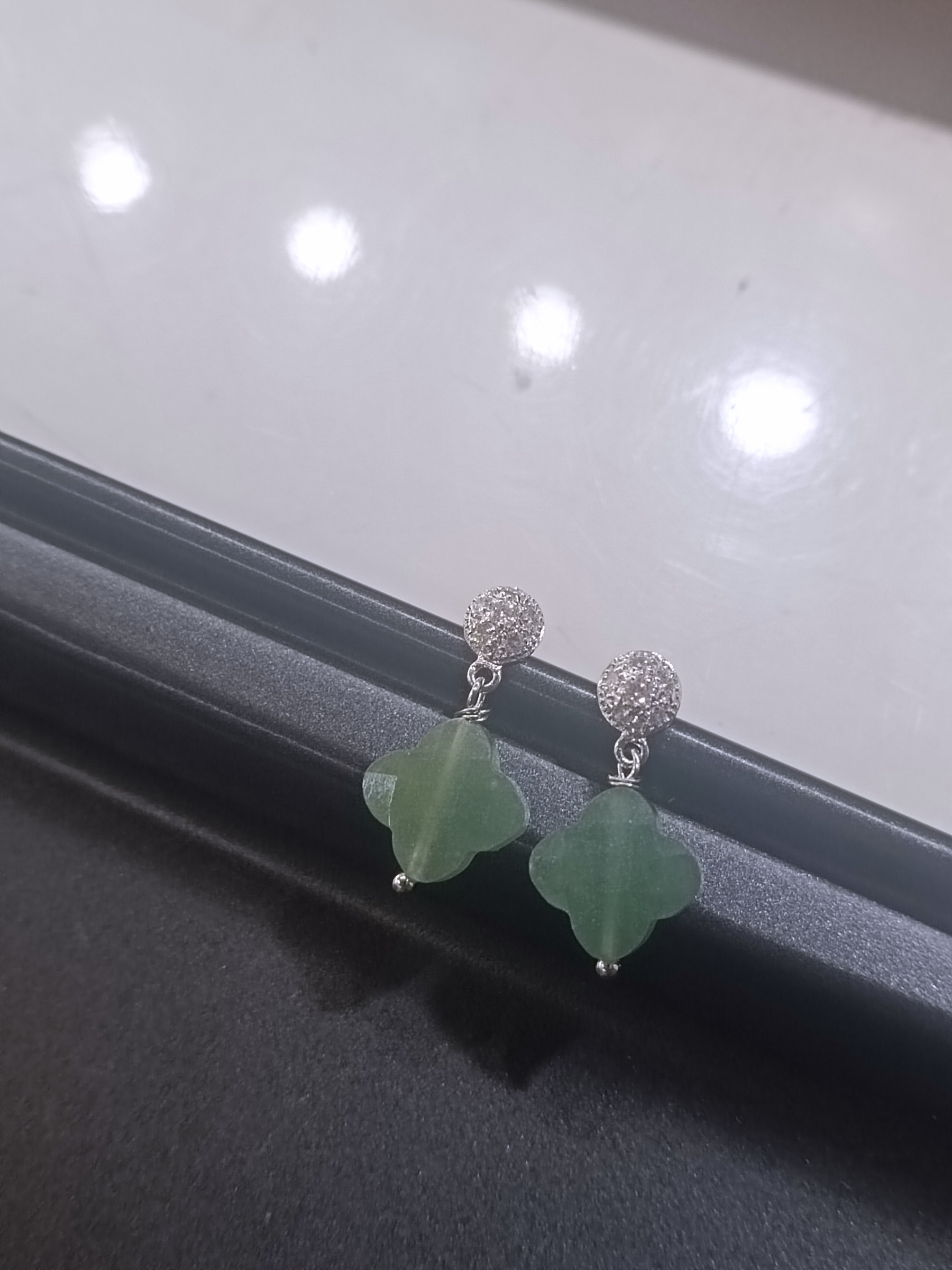 ต่างหูเงินแท้ 92.5 ชุป Platinum ประดับหินแท้ Green Aventurine Sterling Silver Earring (เปิดทุกประตูโอกาส ดึงดูดเงิน โชคลาภ)