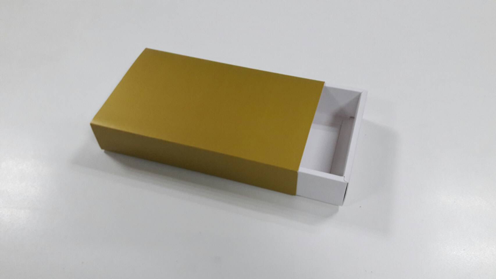 กล่องสไลด์ กล่องของขวัญ กล่องของที่ระลึก กล่องอเนกประสงค์ กล่องของใช้ กล่องฝาสไลด์สีทอง ขนาด 12.5x21.5x4.0 ซม. ราคา 375 บาท (20 ใบ ต่อแพ็ค)