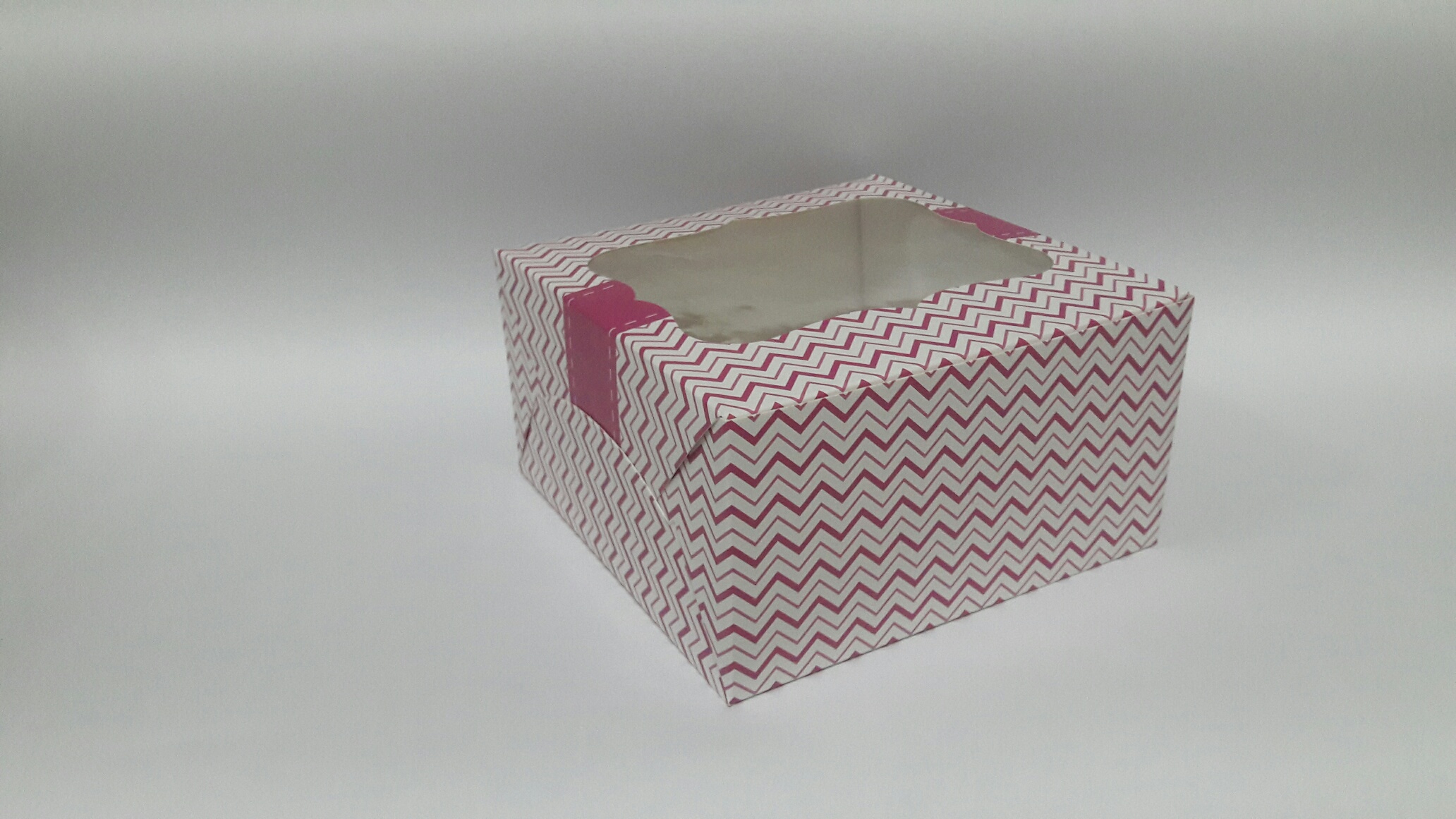 กล่องเค้กครึ่งปอนด์ กล่องคัพเค้ก 4 ชิ้น กล่องเค้ก กล่องขนม กล่องเบเกอรี่ ลายเกรียวคลื่น ขนาด 16.8x16.8x9 ซม.ราคา 240 บาทต่อแพ็ค (20ใบ)