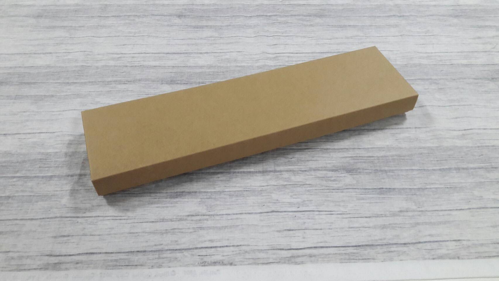 กล่องของขวัญ กล่องฝาครอบ กล่องขนม กล่องอเนกประสงค์ สีคราฟท์น้ำตาลเข้ม ขนาด 9.5x37.5x3 ซม. (แบบฝาทึบ) ราคา 380 บาทต่อแพ็ค (20 ใบ)