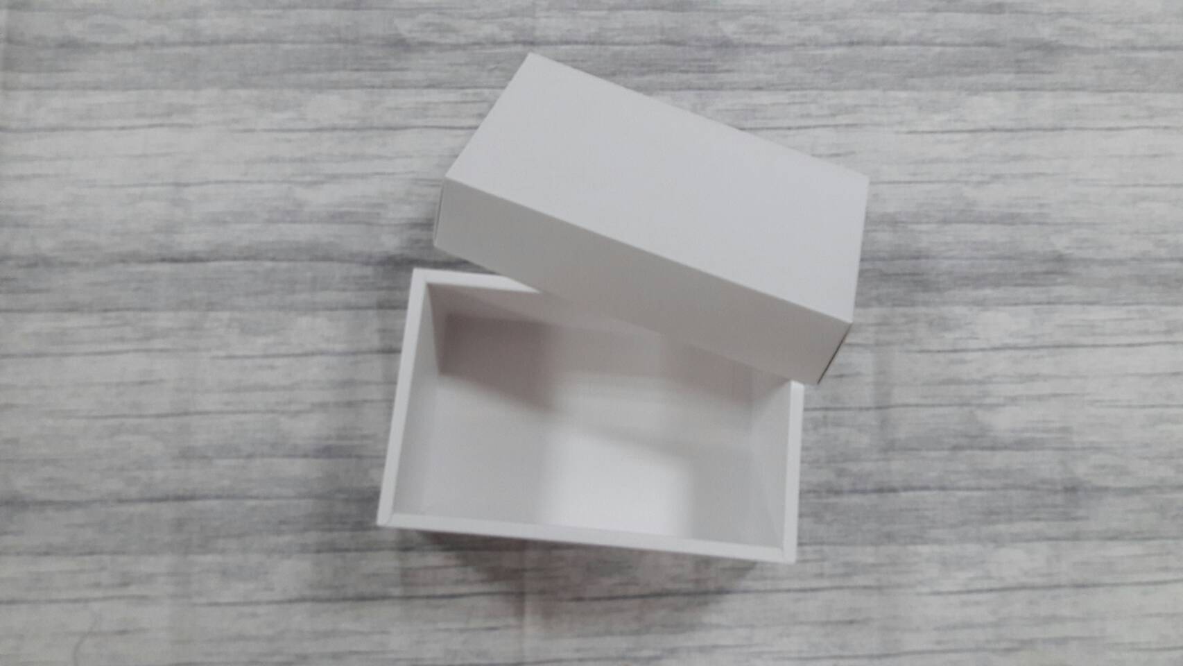 กล่องฝาครอบ กล่องของขวัญ กล่องอเนกประสงค์ ขนาด 14x22x8.5 ซม.สีขาว (แบบฝาทึบ) ราคา 495 บาท ต่อแพ็ค (20 ใบ)