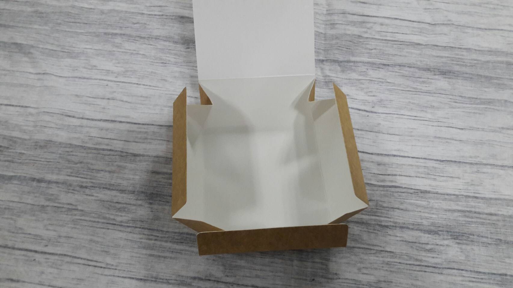 กล่องบราวนี่ 1 ชิ้น กล่องขนม ขนาด 9.0 x 9.0 x 4.0 ซม.กล่องคราฟท์ฟู้ดเกรด สีคราฟท์น้ำตาลอ่อน ราคา 70 บาทต่อแพ็ค (20ใบ)