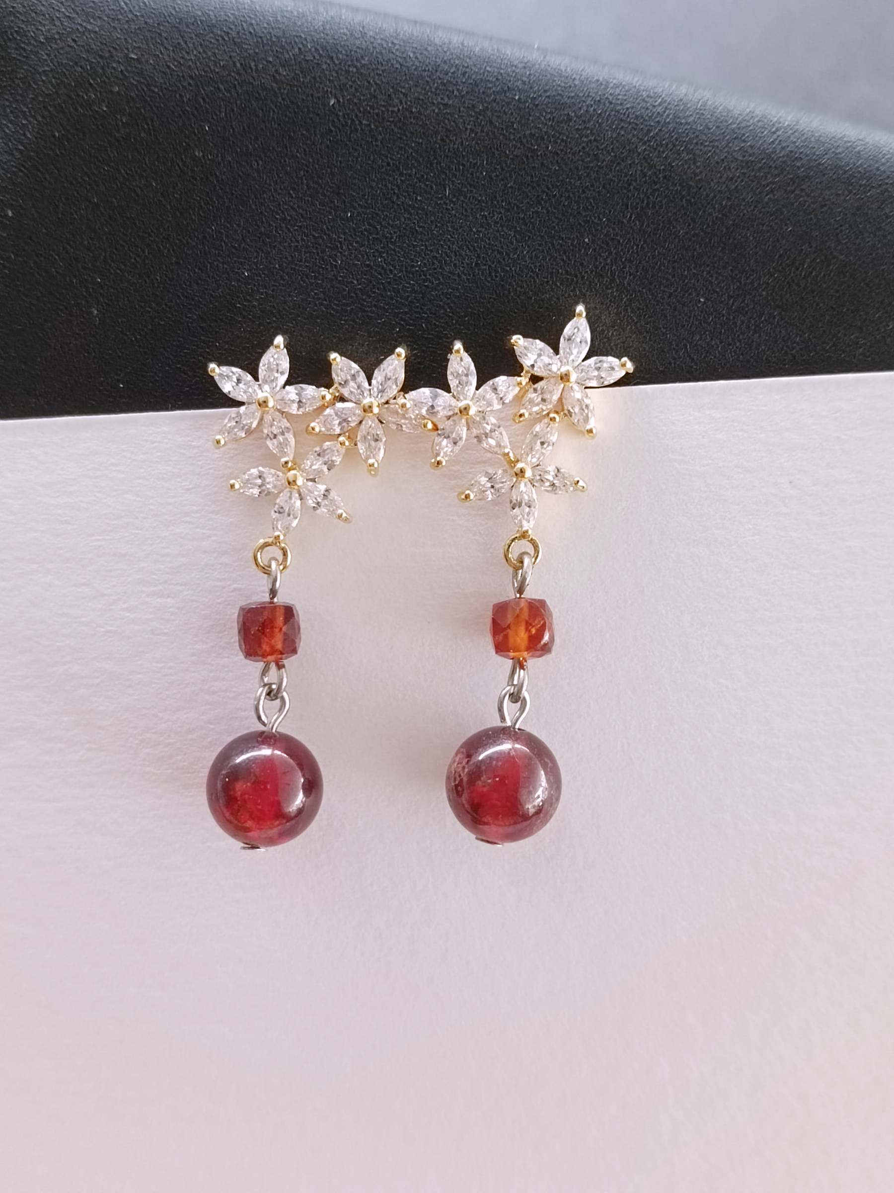 ต่างหูหินแท้ "The Flower" Spessartine Garnet Earring (เสริมบารมี และ ความคิดสร้างสรรค์)