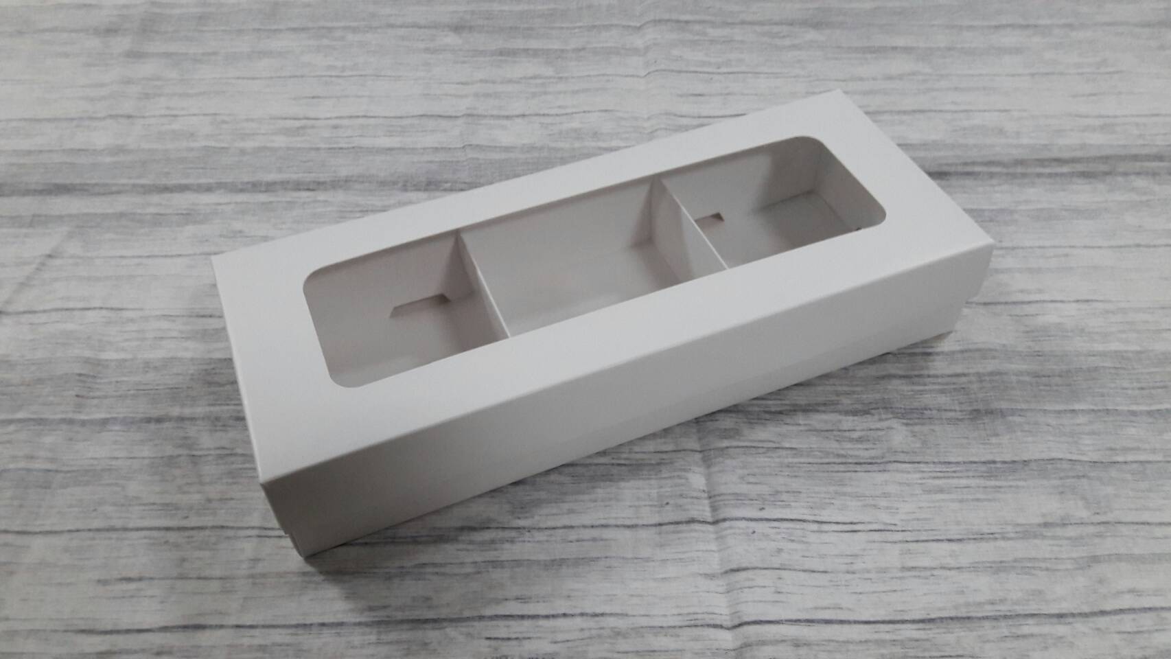 กล่องของขวัญ กล่องฝาครอบ กล่องขนม กล่องอเนกประสงค์ สีขาว ขนาด 11 x 28.5 x 5 ซม. (หน้าต่างพลาสติก) พร้อมฐานตัวกั้นสินค้า ราคา 455 บาทต่อแพ็ค (20 ใบ)