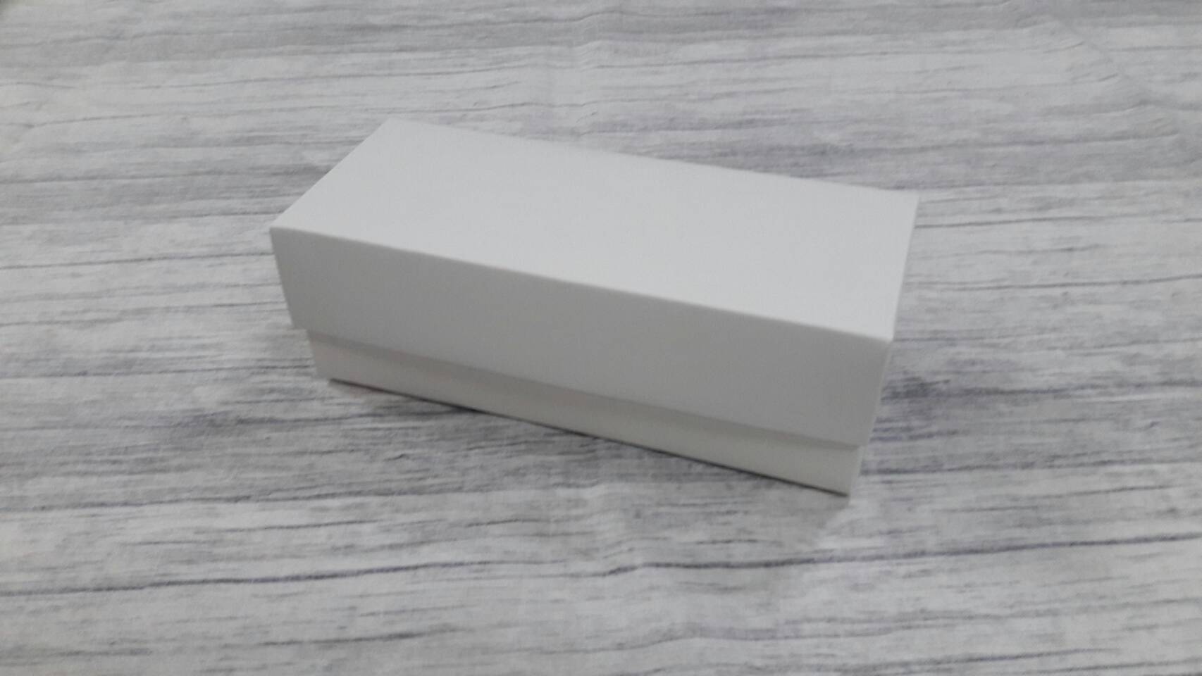 กล่องของขวัญ กล่องฝาครอบ กล่องของที่ระลึก กล่องอเนกประสงค์ กล่องของใช้ กล่องขนมมาการอง ขนาด 6.5x16.5x5.5 ซม.สีขาว ราคา 225 บาทต่อแพ็ค(20 ใบ)