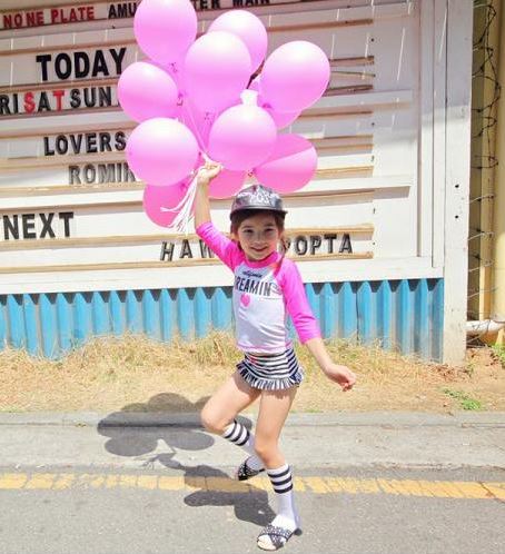 ชุดว่ายน้ำ 2 in 1 สีชมพู-ขาว กางเกงขาวดำลายขวาง เสื้อ 2 สไตล์ ทั้งแบบแขนยาวสามส่วน และ แบบทูพีชคล้องคอ