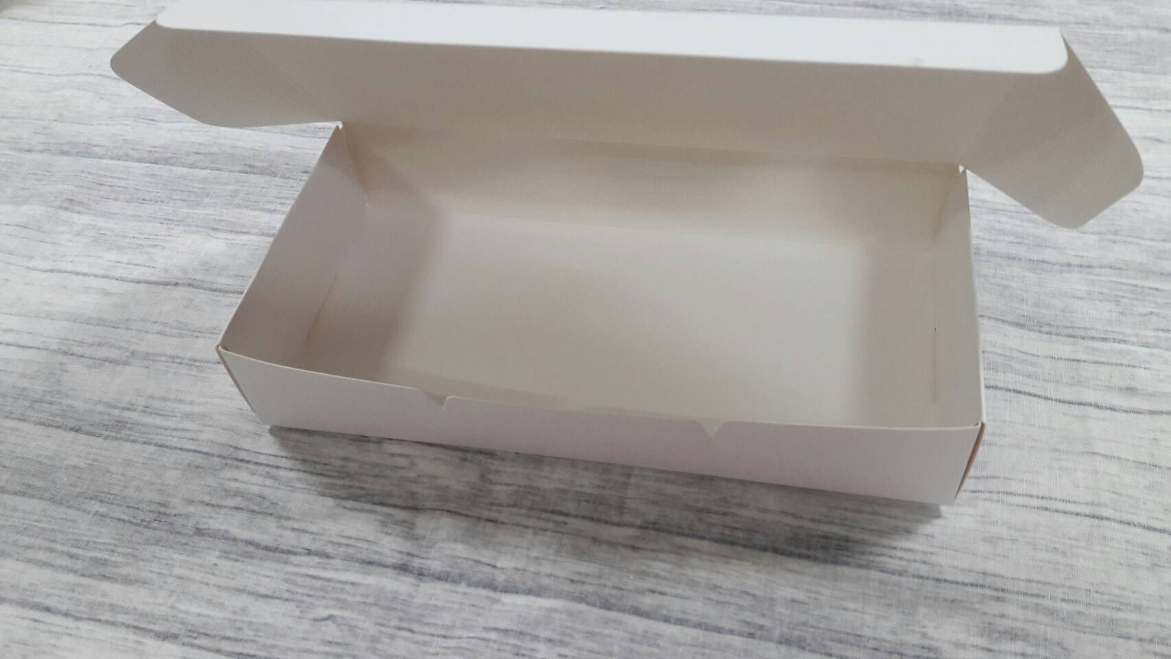 กล่องบราวนี่ กล่องขนม กล่องเอนกประสงค์ กล่องทรงหูช้างแบบฝาเสียบหน้า สีขาว ขนาด 10x20.5x3.8 ซม.(ฝาทึบ) ราคา 170 บาทต่อแพ็ค (20 ใบ)