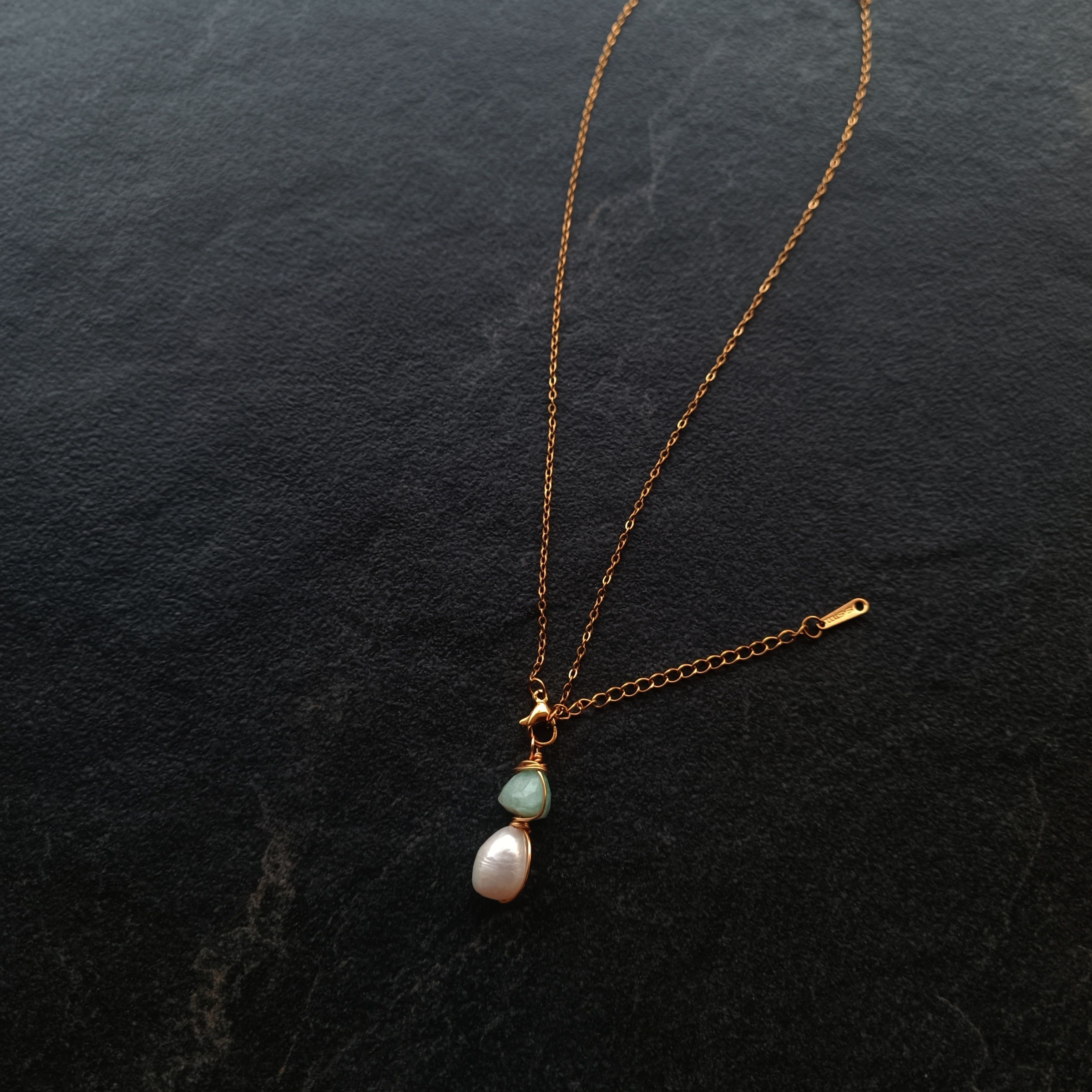 สร้อยคอพร้อมจี้ ประดับหินแท้ "Little Vivian" Amazonite + Pearl Necklace (Inner Peace , ชำระพลังงานAura )