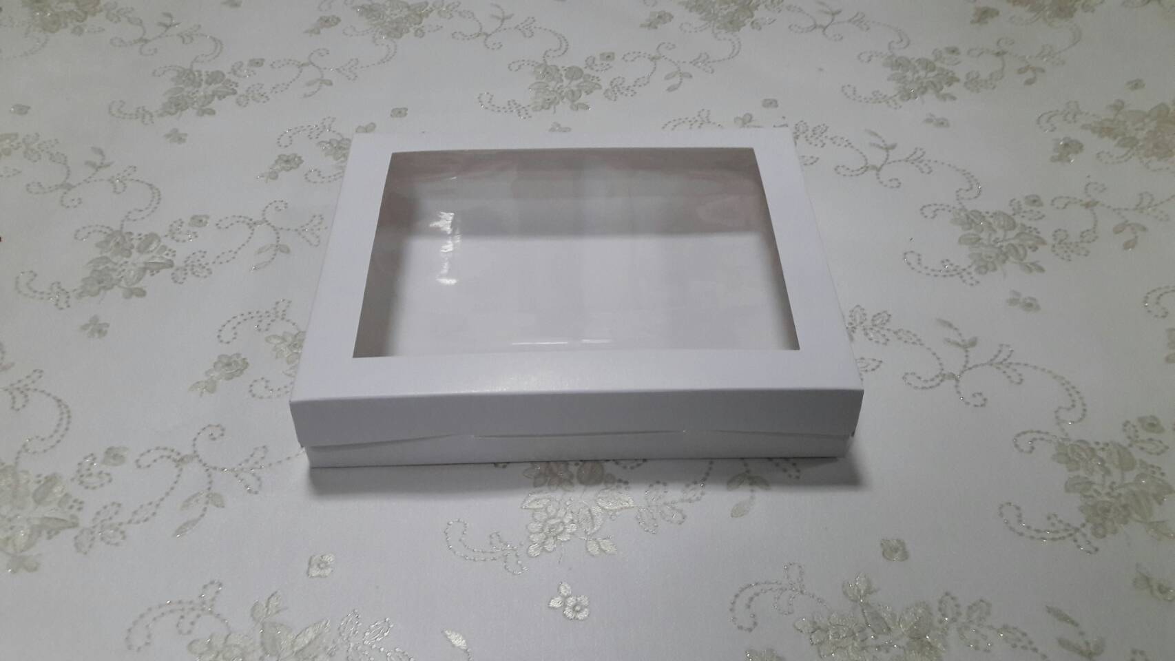 กล่องบราวนี่ กล่องชิฟฟ่อน กล่องขนมเปี๊ยะ กล่องพาย ขนาด 20.5x26.0x5.0 ซม.สีขาว ราคา 265 บาทต่อแพ็ค 20ใบ (กระดาษหนา 300 แกรม)