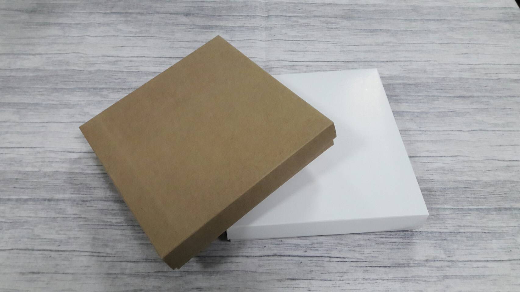 กล่องฝาครอบ กล่องอเนกประสงค์ ขนาด 16.8 x 18.0 x 3.0 cm. สีคราฟท์น้ำตาล (แบบฝาทึบ) ราคา 320บาท ต่อแพ็ค (20 ใบ)