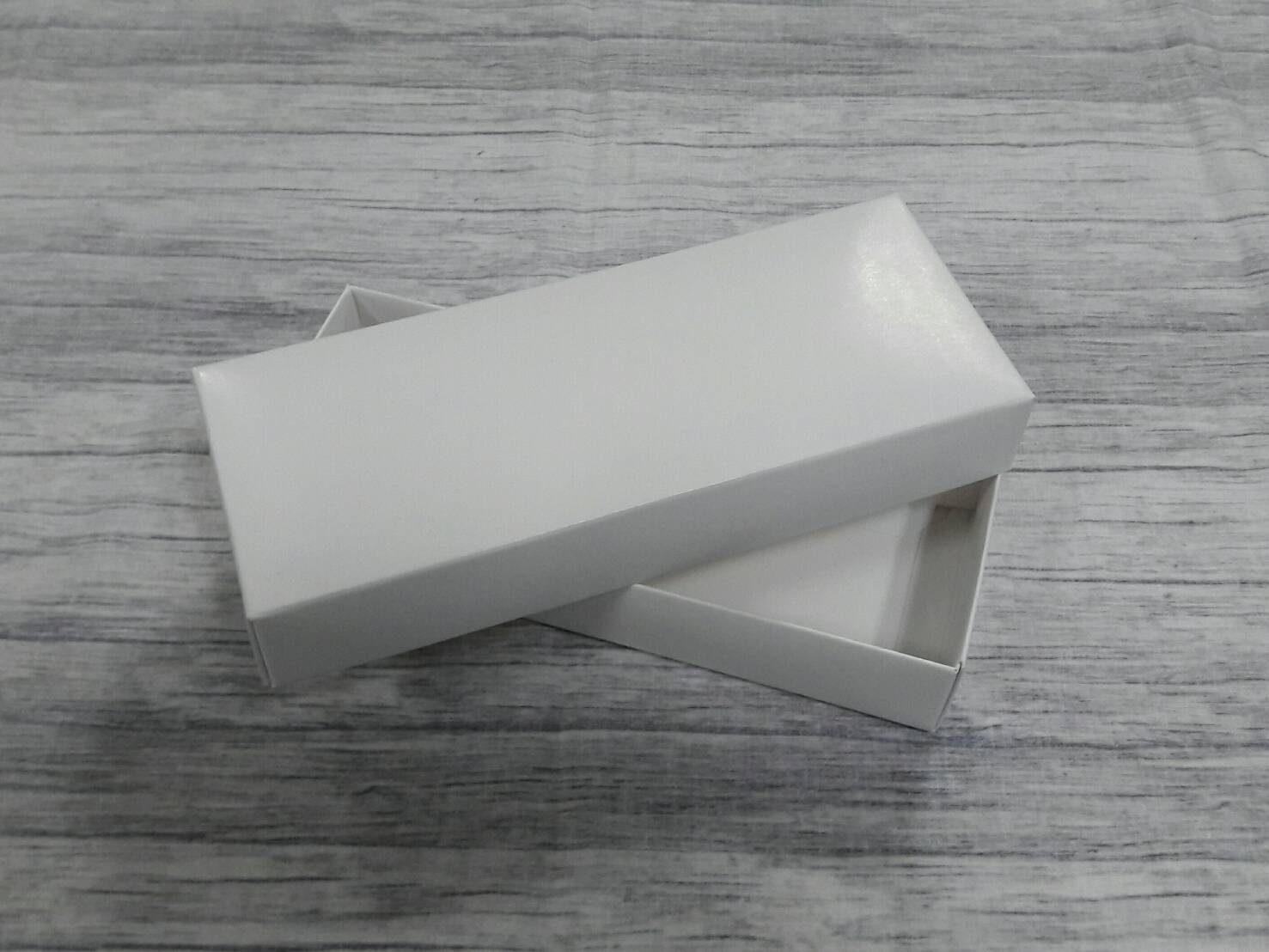 กล่องของขวัญ กล่องฝาครอบ กล่องของที่ระลึก กล่องอเนกประสงค์ กล่องของใช้ กล่องใส่ผ้าไหม ขนาด 7.5*19.5*3.5 ซม.สีขาว ราคา 265 บาท/20 ใบ