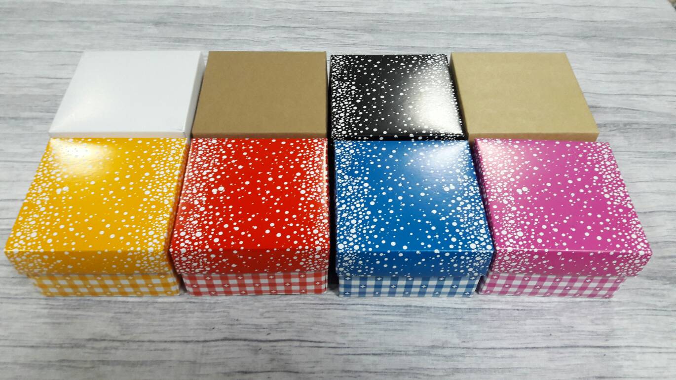 กล่องของขวัญ กล่องฝาครอบ ขนาด 9*9*5.7 ซม.กล่องของที่ระลึก กล่องอเนกประสงค์ กล่องของใช้ กล่องใส่ผ้าไหม สีน้ำเงินคราม ราคา 265 บาท/20 ใบ