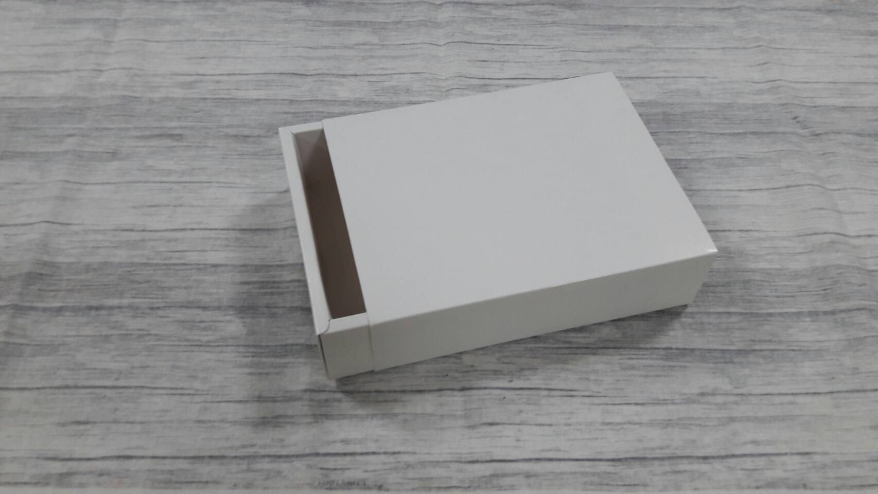 กล่องสไลด์ กล่องของขวัญ กล่องของที่ระลึก ขนาด 15.0x19.0x5.0 ซม.กล่องอเนกประสงค์ กล่องแบบฝาสไลด์ สีขาว (แบบฝาทึบ) ราคา 365 บาท ต่อแพ็ค (20 ใบ)