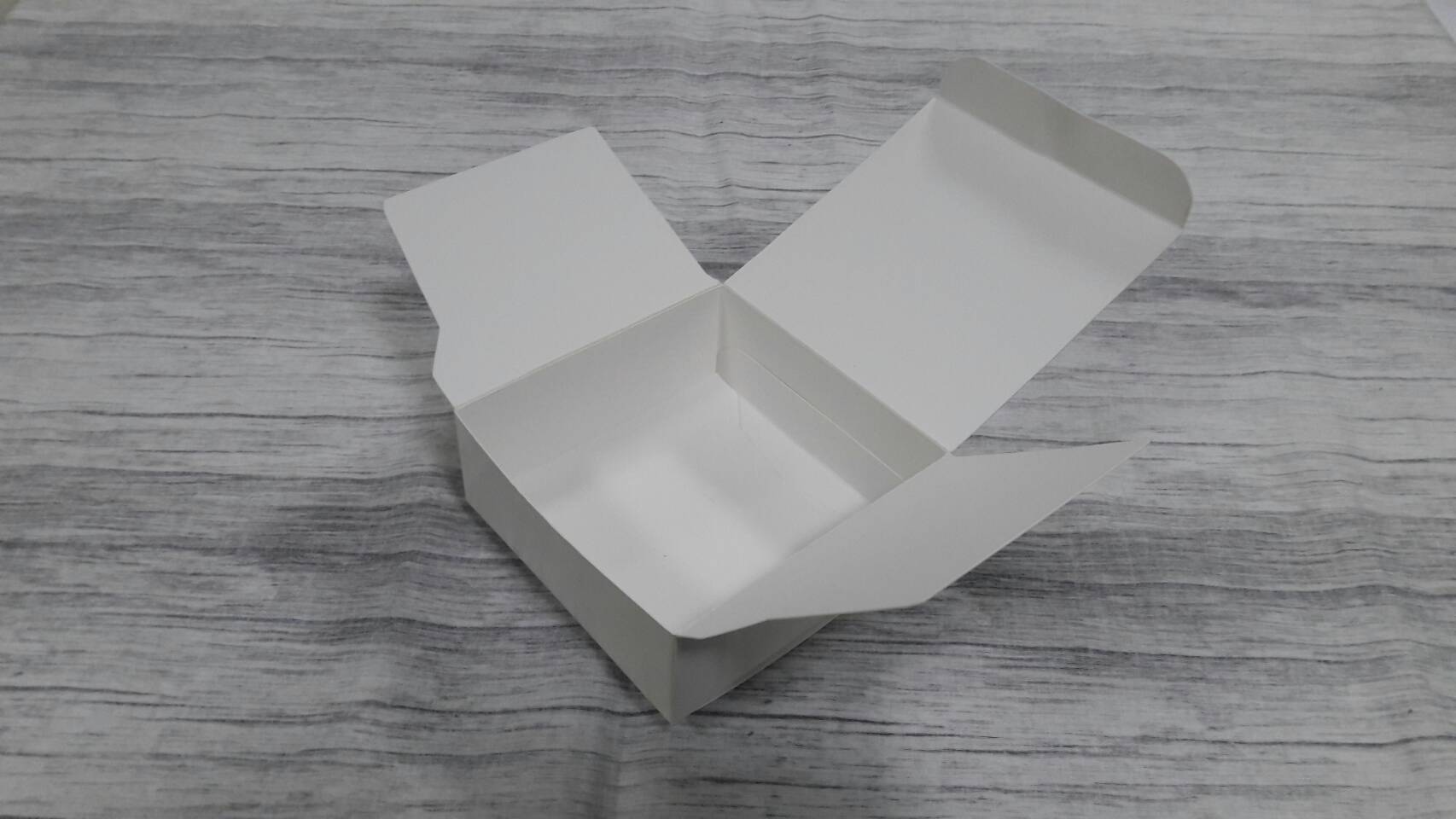 กล่องของขวัญ กล่องแบบฝาหัวท้าย กล่องอเนกประสงค์ สีขาว ขนาด10.5x10.5x4 ซม. กล่องของที่ระลึก กล่องเครื่องสำอางค์ กล่องของใช้ ราคา 145 บาท/20 ใบ