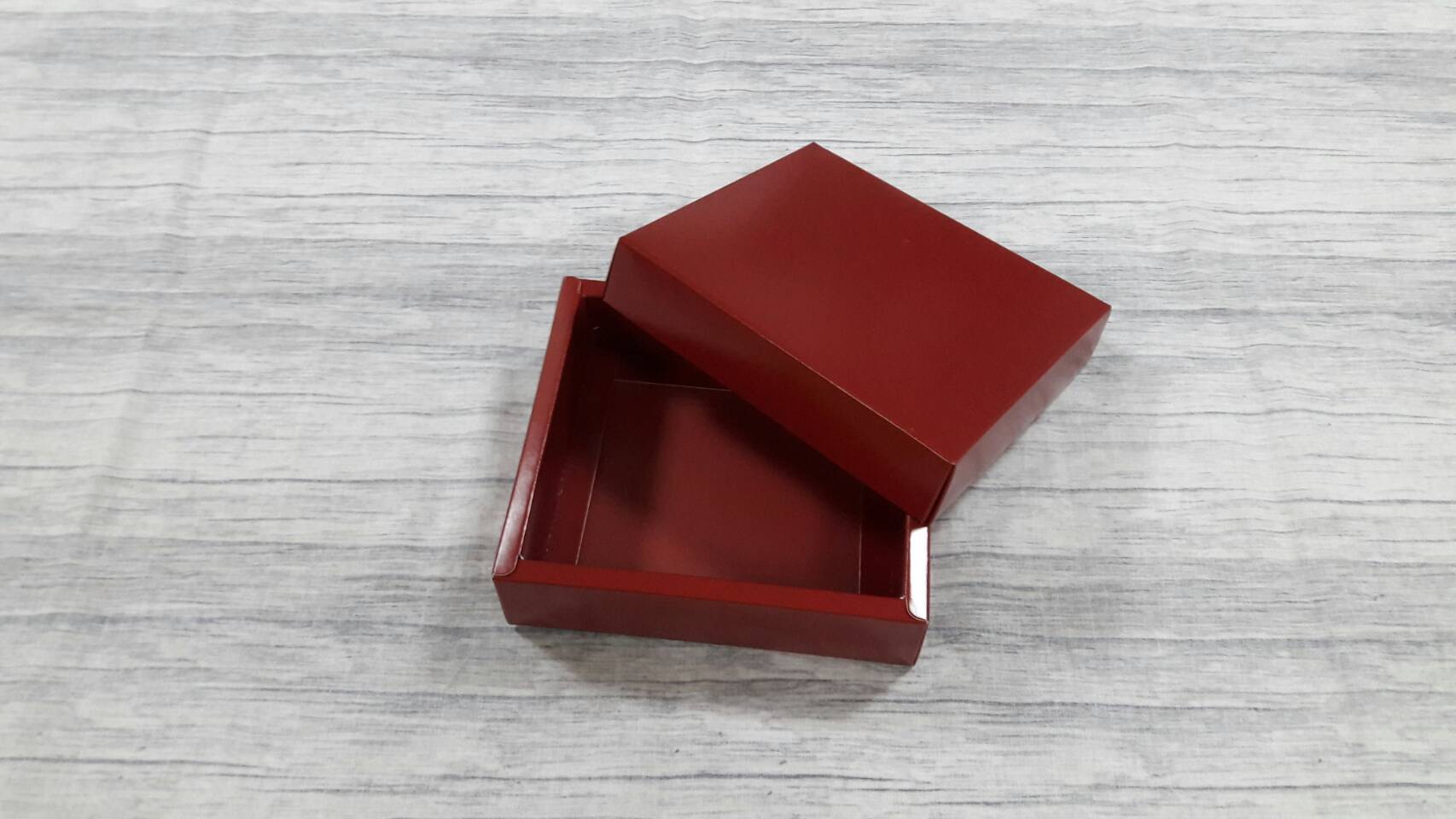 กล่องของขวัญ กล่องฝาครอบ กล่องของที่ระลึก กล่องอเนกประสงค์ ขนาด 13x14.5x4 ซม. กล่องของใช้ กล่องใส่ผ้าไหม สีแดงเข้ม เคลือบอาบเงา (ฝาทึบ) ราคา 300 บาทต่อแพ็ค(20 ใบ)