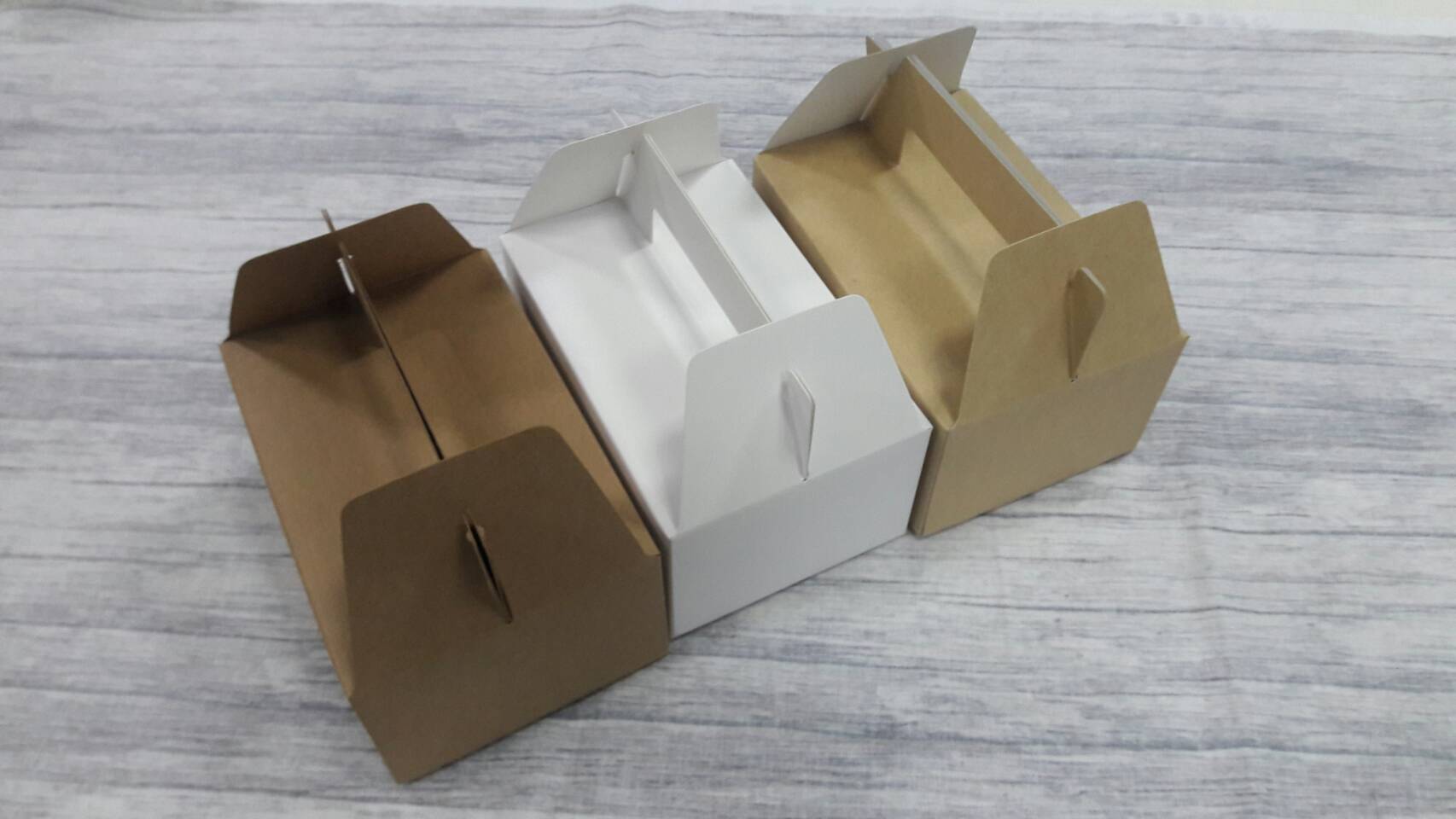 กล่องหูหิ้ว กล่องขนม กล่องซาลาเปา กล่องเบเกอรี่ กล่องคุ๊กกี้ กล่องอาหาร ขนาด 10 x 15.2 x สูง 6.8 ซม. สีขาว ราคา 130 บาทต่อแพ็ค (20ใบ)