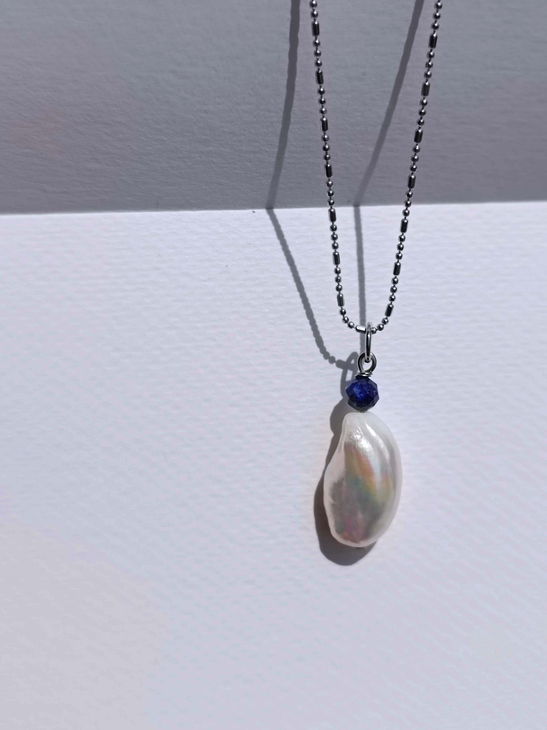 สร้อยคอจี้มุกแท้ทรงบารอค Baroque Pearl +Lapis Lazuli Necklace