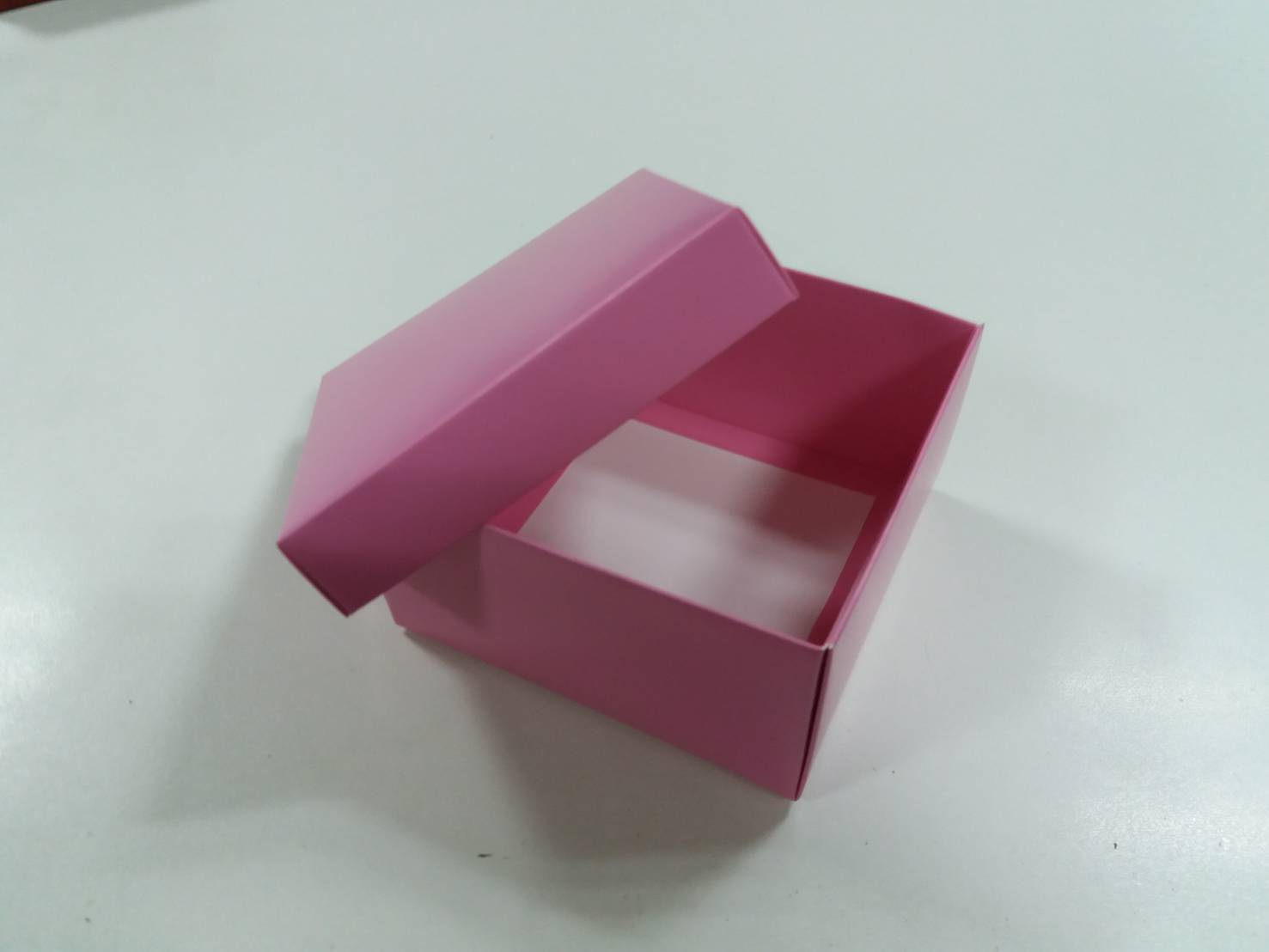 กล่องฝาครอบ กล่องอเนกประสงค์ กล่องของขวัญ กล่องที่ระลึก กล่องแบบมีฝาครอบ ขนาด 13 x 13 x 7 ซม. สีชมพู ราคา 380 บาท ต่อแพ็ค (20 ใบ)