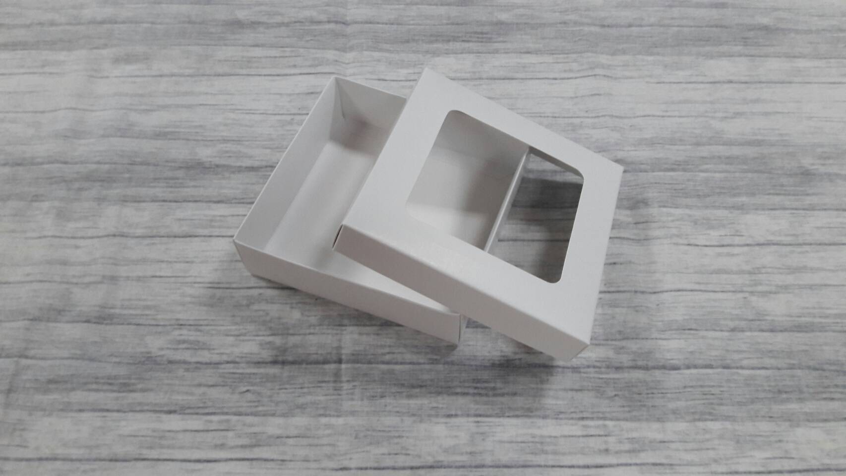 กล่องฝาครอบ กล่องของขวัญ กล่องอเนกประสงค์ กล่องใส่เข็มขัด กล่องใส่กระเป๋าสตางค์ ขนาด 14.5x14.5x4.2 ซม. สีขาว (ฝาหน้าต่างพลาสติก) ราคา 325 บาท ต่อแพ็ค (20 ใบ)