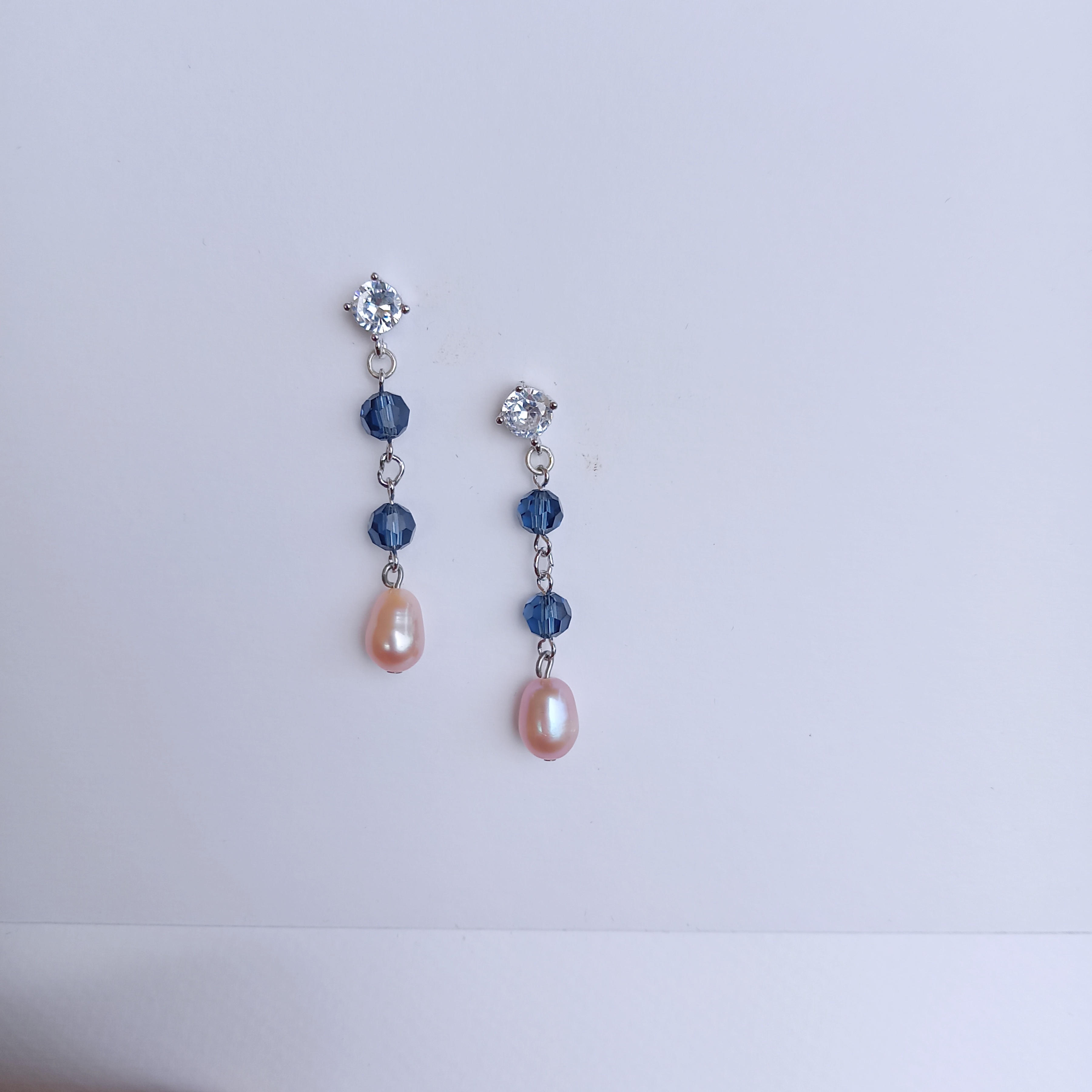 Baroque Pearl Earring ต่างหูมุกแท้ ทรงบารอค สีแชมเปญ ประดับคริสตัล