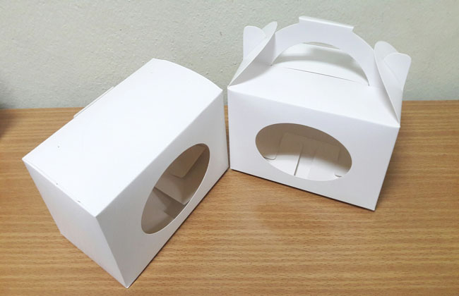 กล่องคุ๊กกี้ กล่องขนม กล่องเค้ก กล่องคัพเค้ก กล่องช้อกโกแล็ต แบบมีหูหิ้ว สีขาว ขนาด 10.0x16.3x10.0 ซม. ราคา 155 บาทต่อแพ็ค(20 ชิ้น)